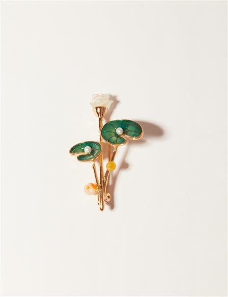Lotus Leaf Detailed Brooch Gold