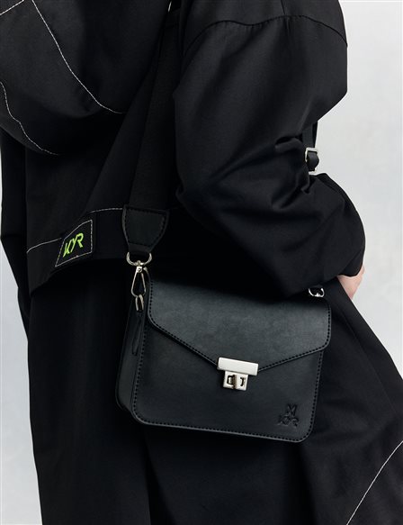 Metal Buckle Detailed Lid Bag Black