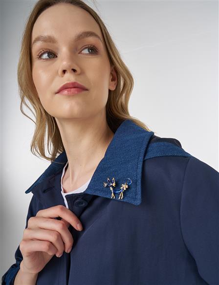 Bow Detail Cat Figure Brooch – Midnight Blue