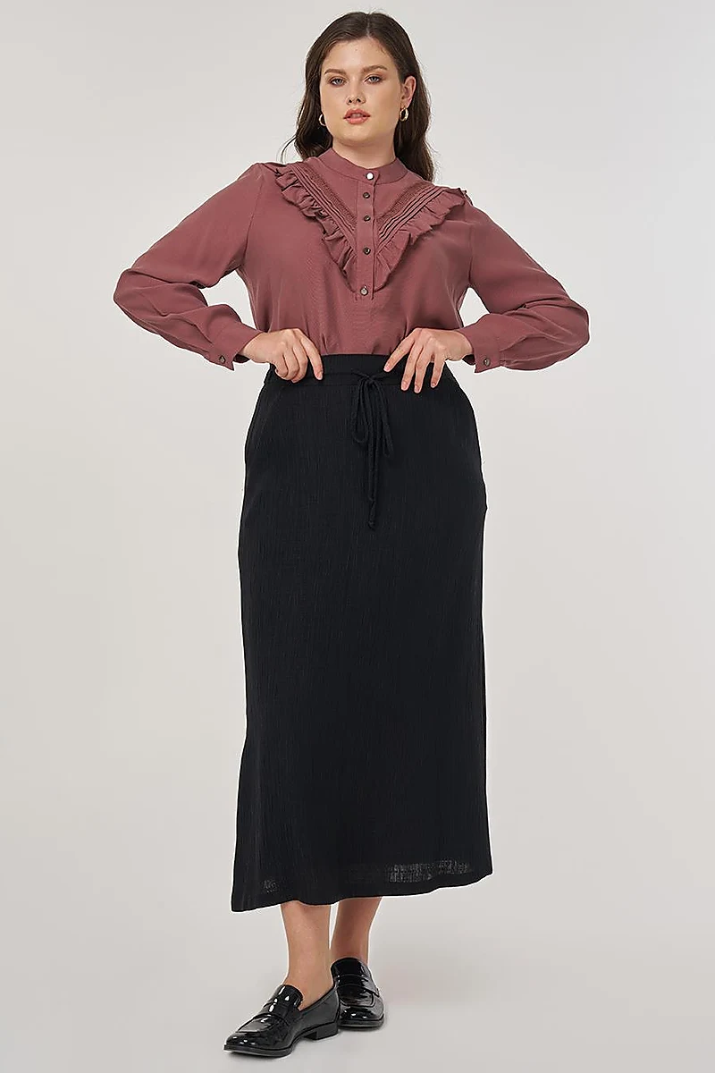 Textured Relaxed-Fit Skirt in Black