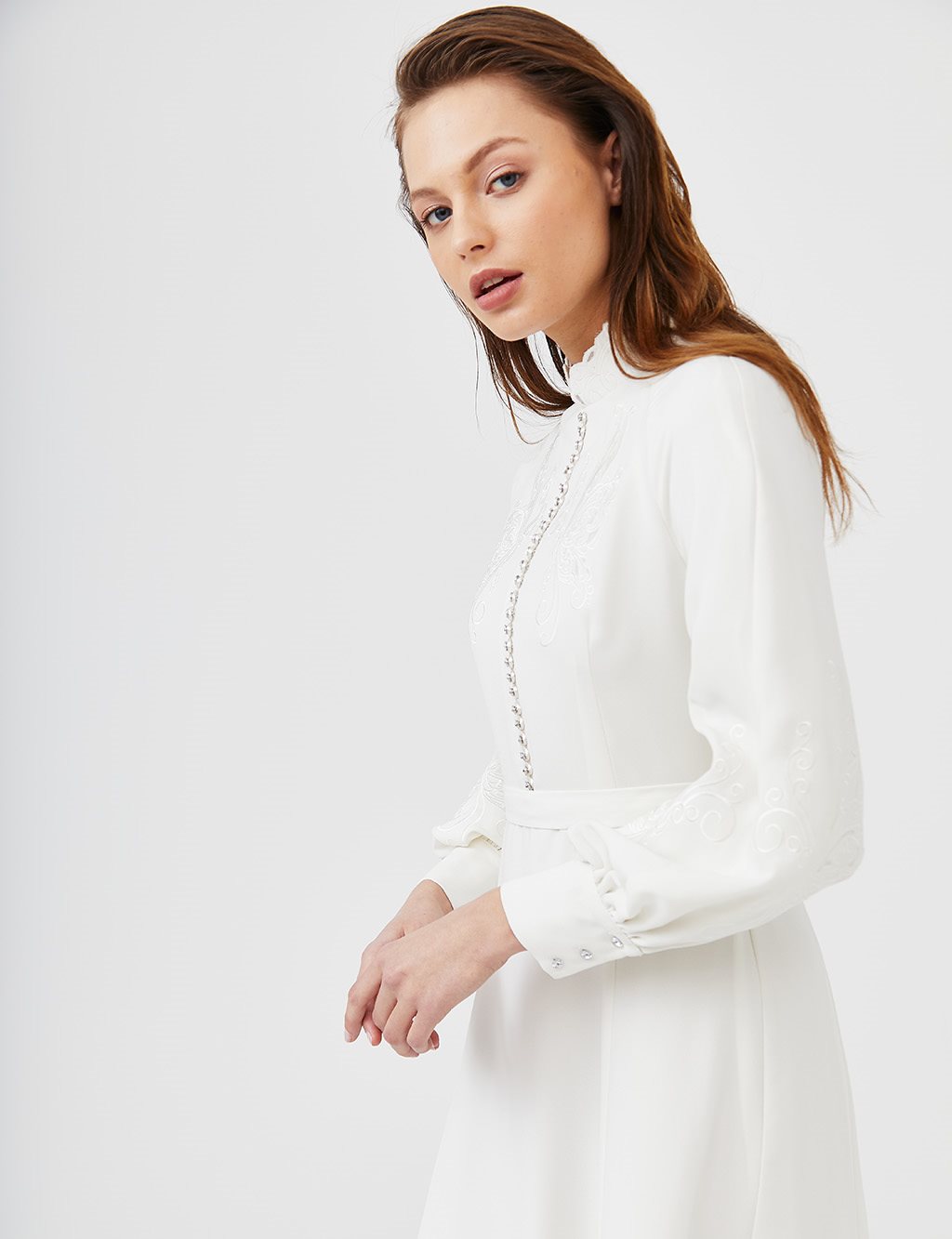 Nakışlı Dik Yaka Maxi Elbise Beyaz
