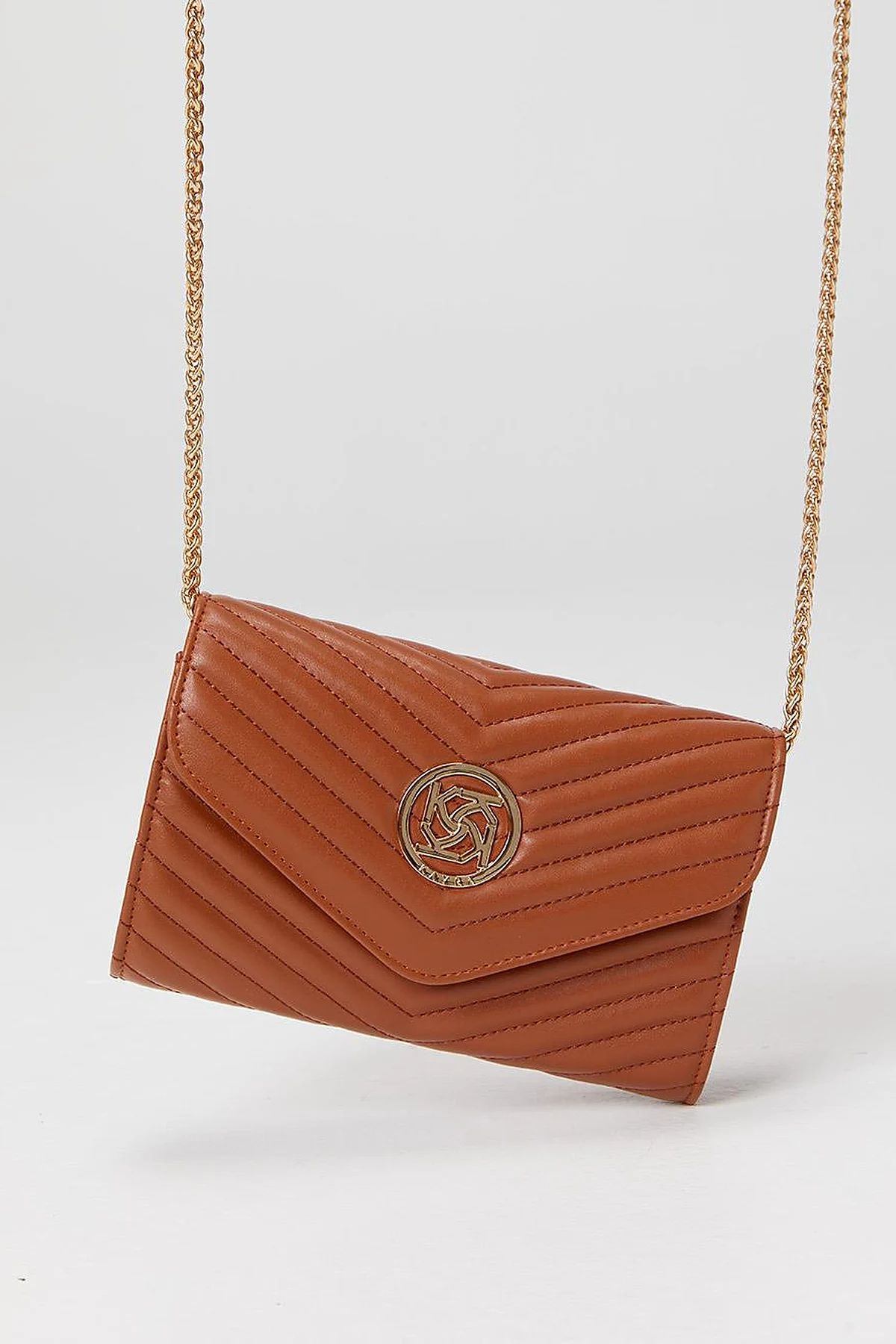 Altın Rengi Amblemli Kapitoneli Çanta Taba
