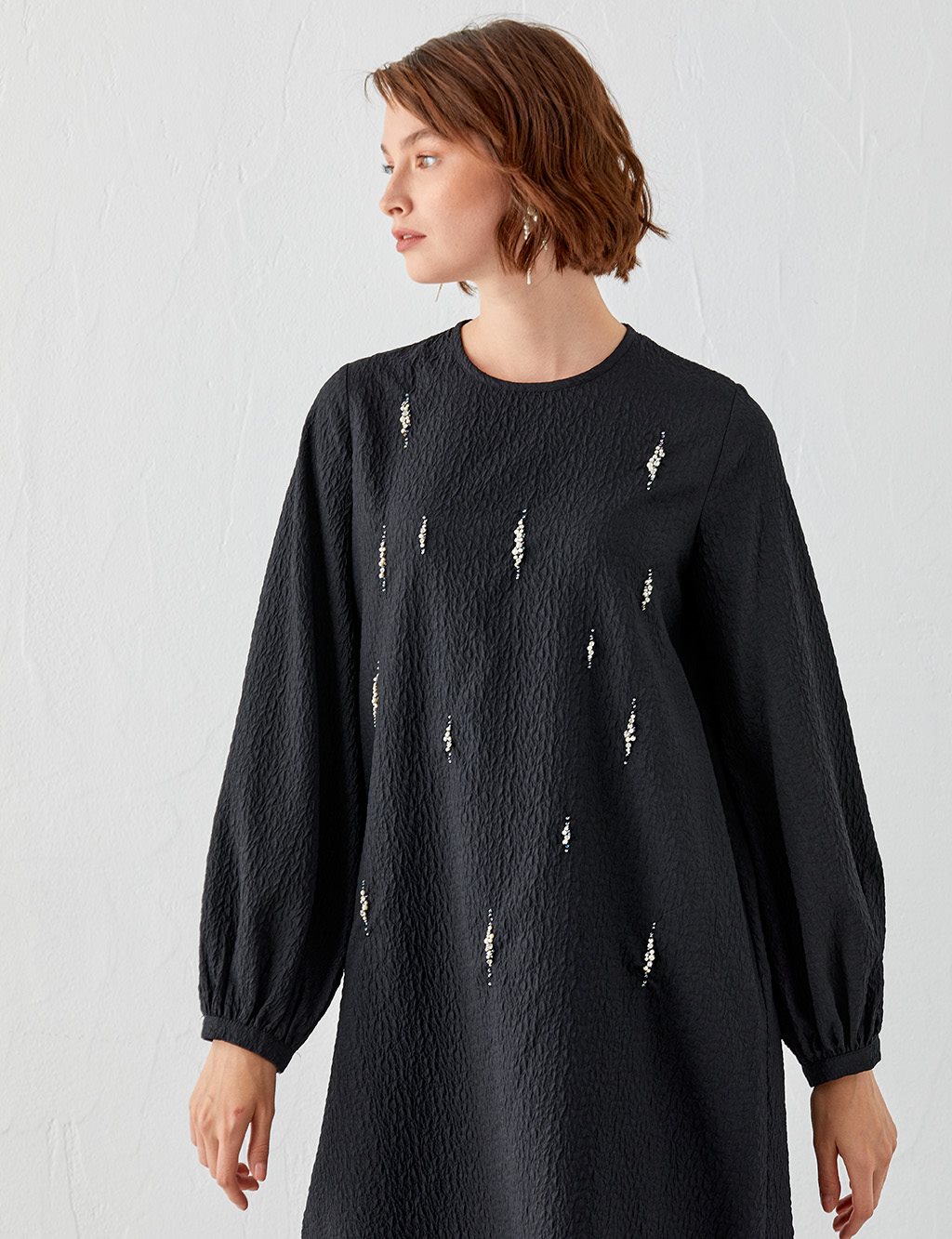 Boncuk İşlemeli Crinkle Tunik Siyah