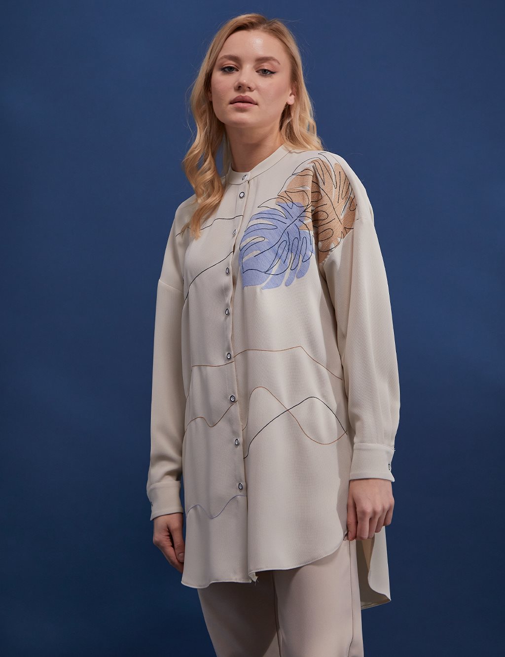 Yaprak Motifli Hakim Yaka Gömlek Krem