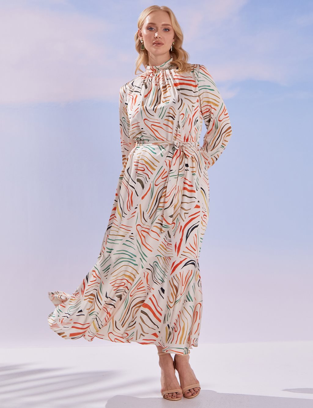 Soyut Desenli Büzgü Yaka Elbise Bej