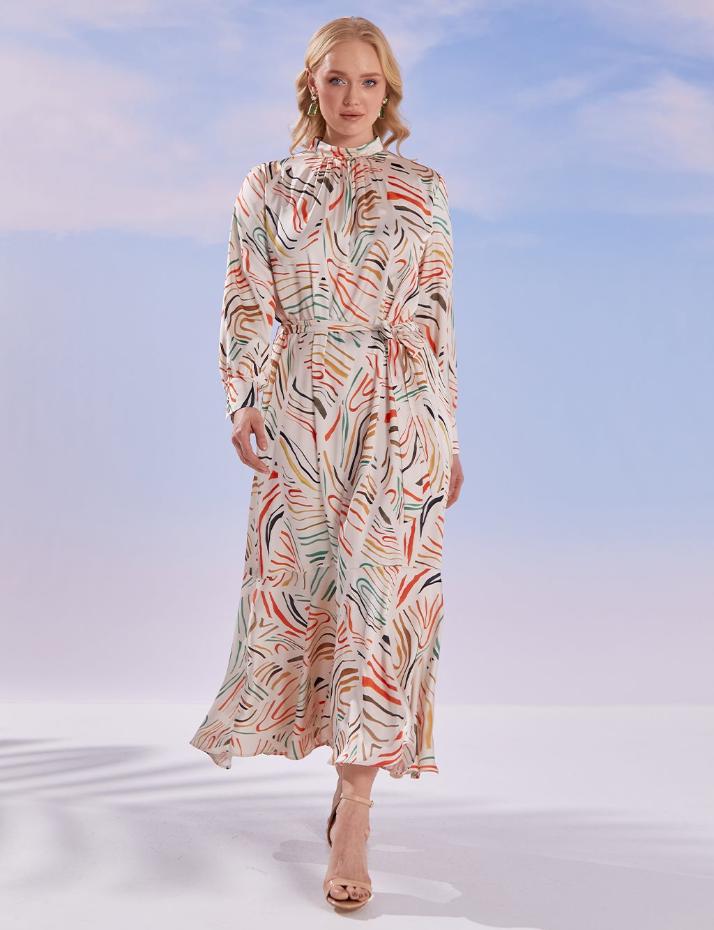 Soyut Desenli Büzgü Yaka Elbise Bej