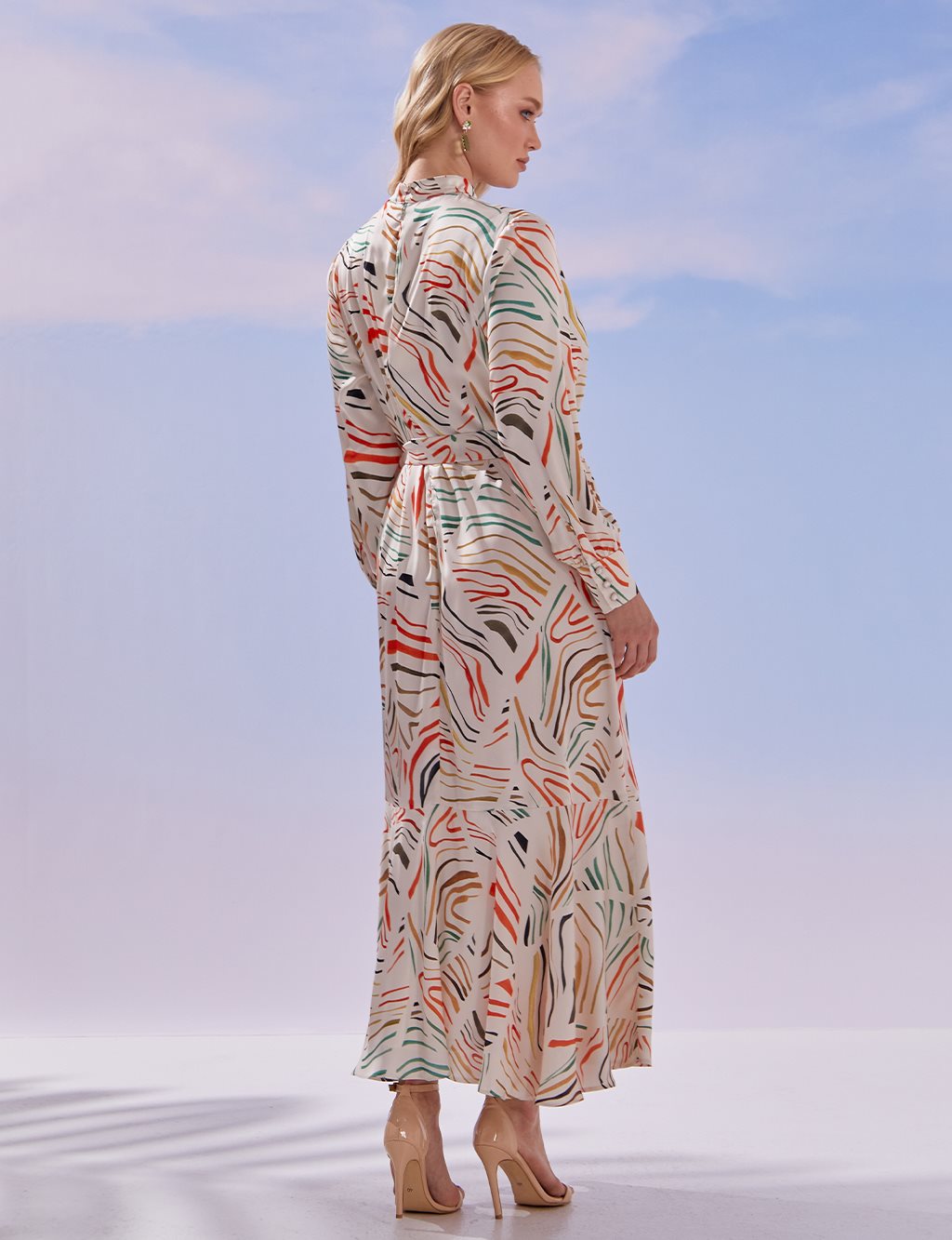 Soyut Desenli Büzgü Yaka Elbise Bej