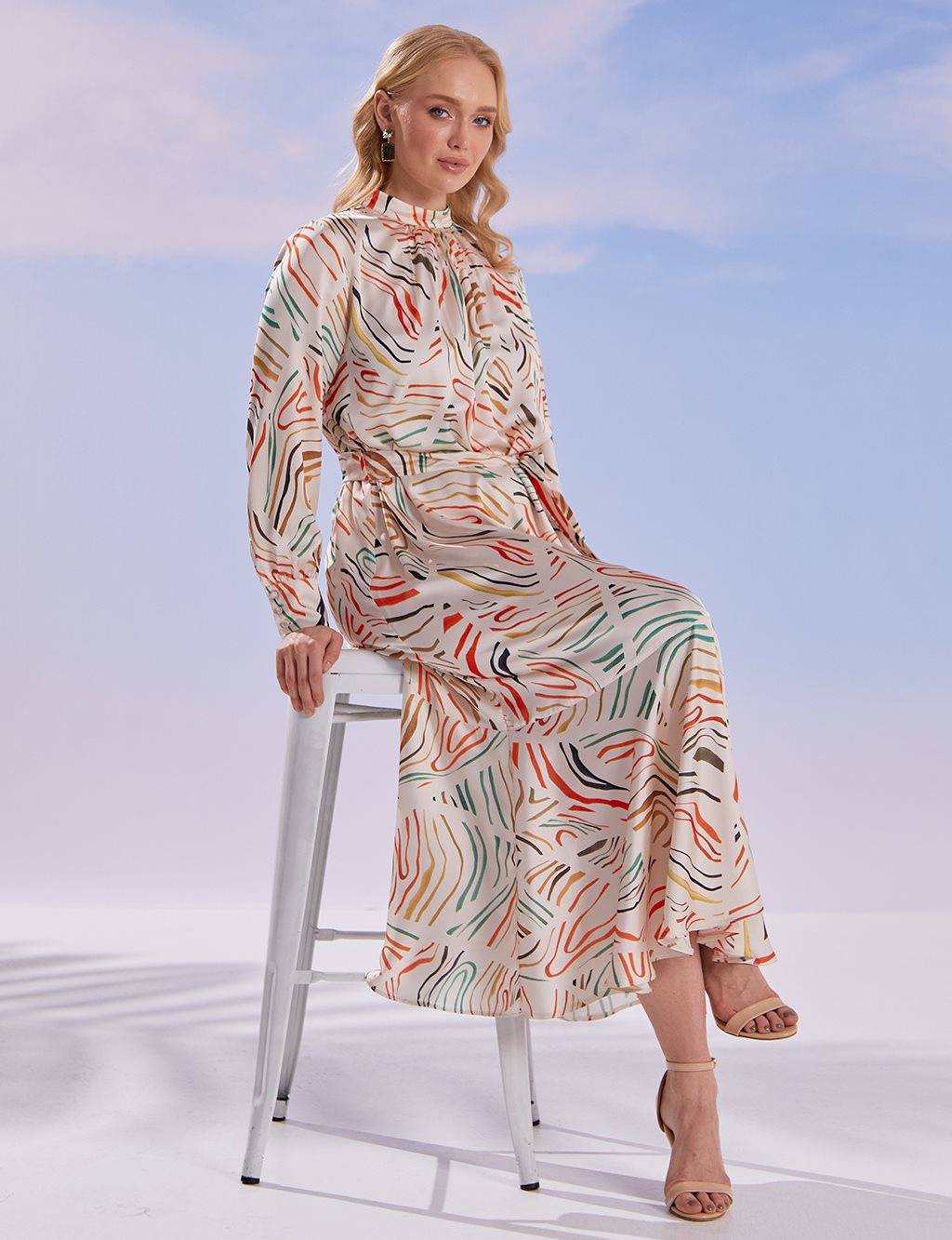 Soyut Desenli Büzgü Yaka Elbise Bej