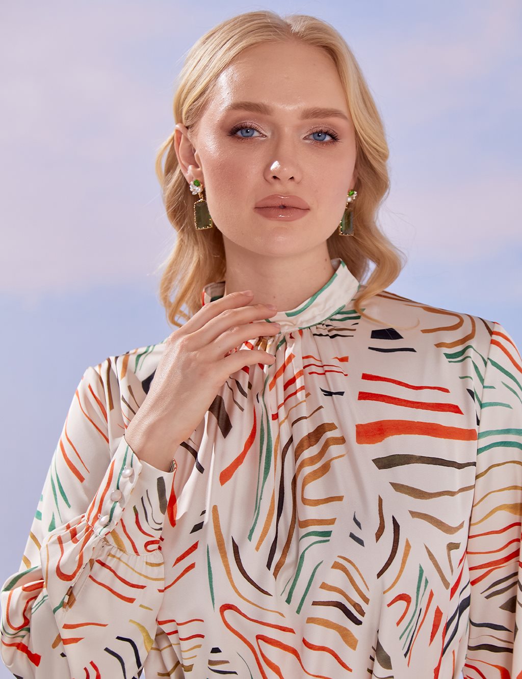 Soyut Desenli Büzgü Yaka Elbise Bej