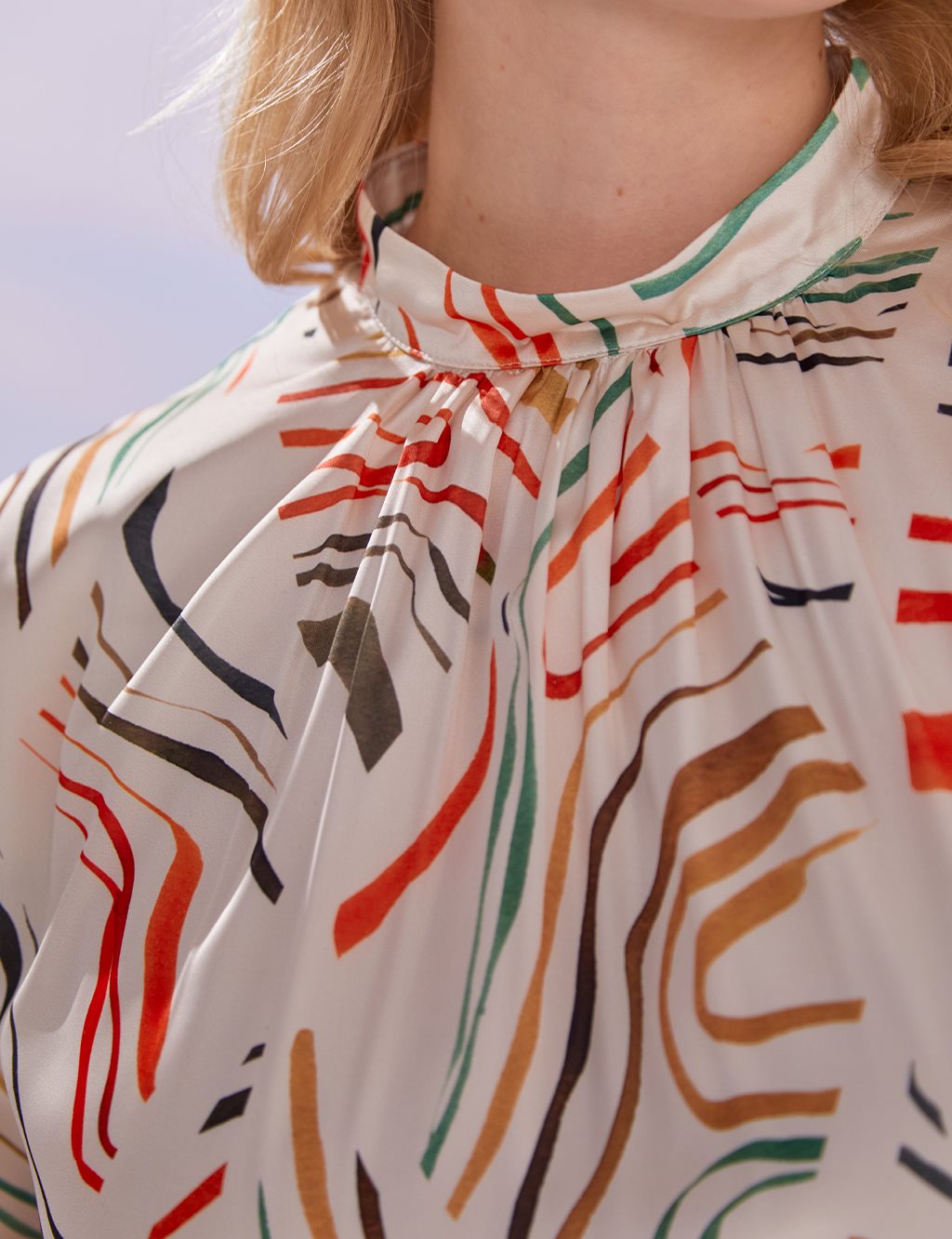 Soyut Desenli Büzgü Yaka Elbise Bej