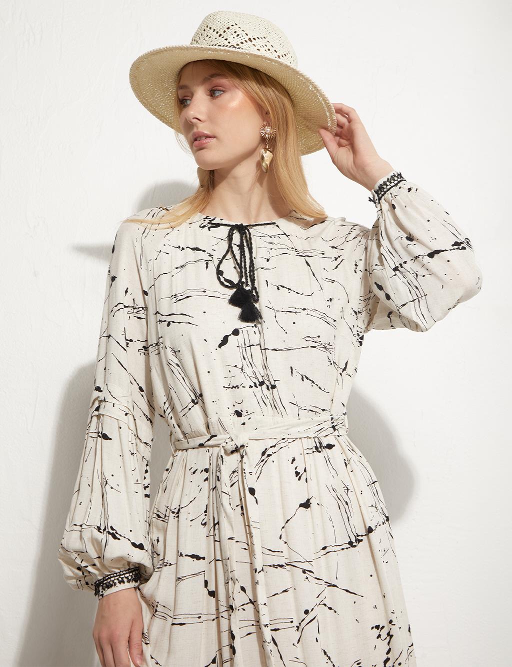 Soyut Desenli Katlı Elbise Ekru