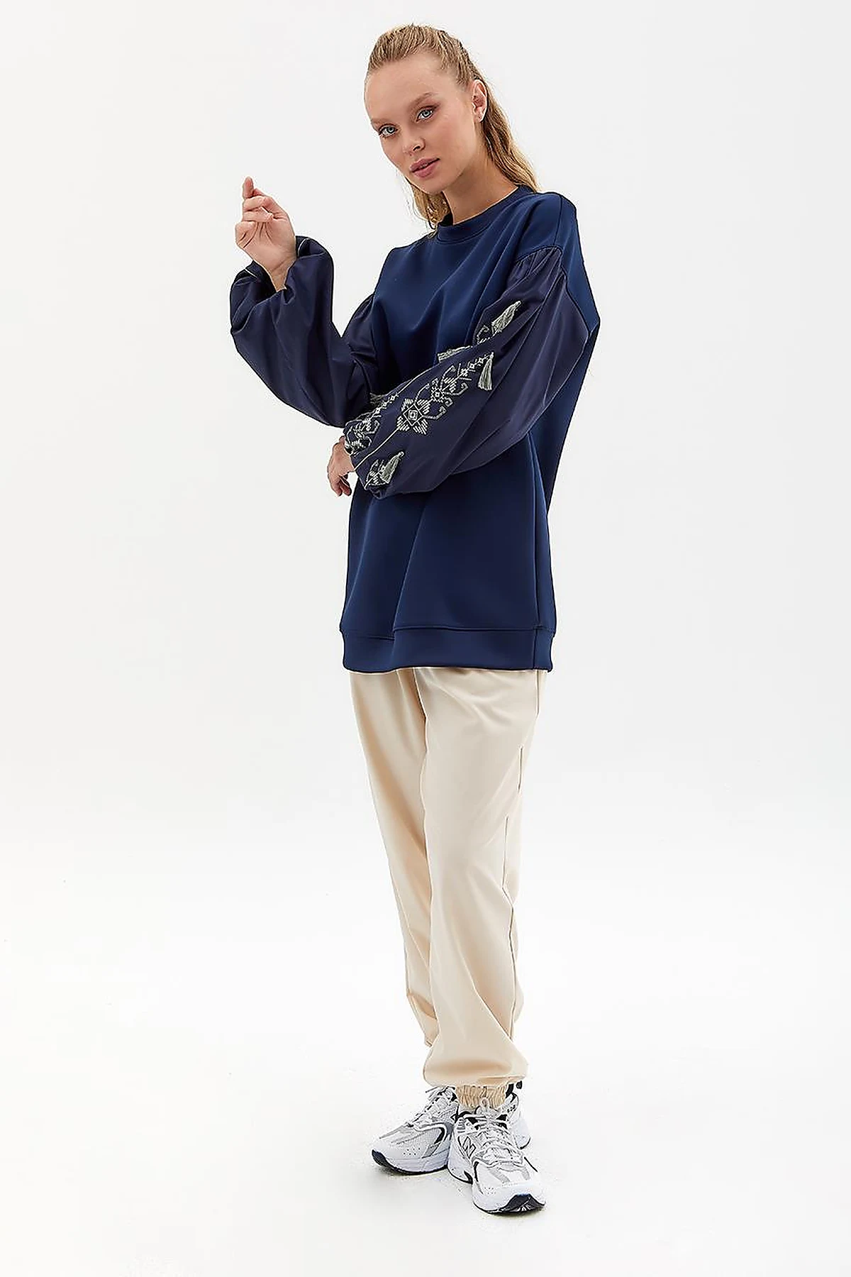 Etamine Embroidered Balloon Sleeve Sweatshirt Navy Blue