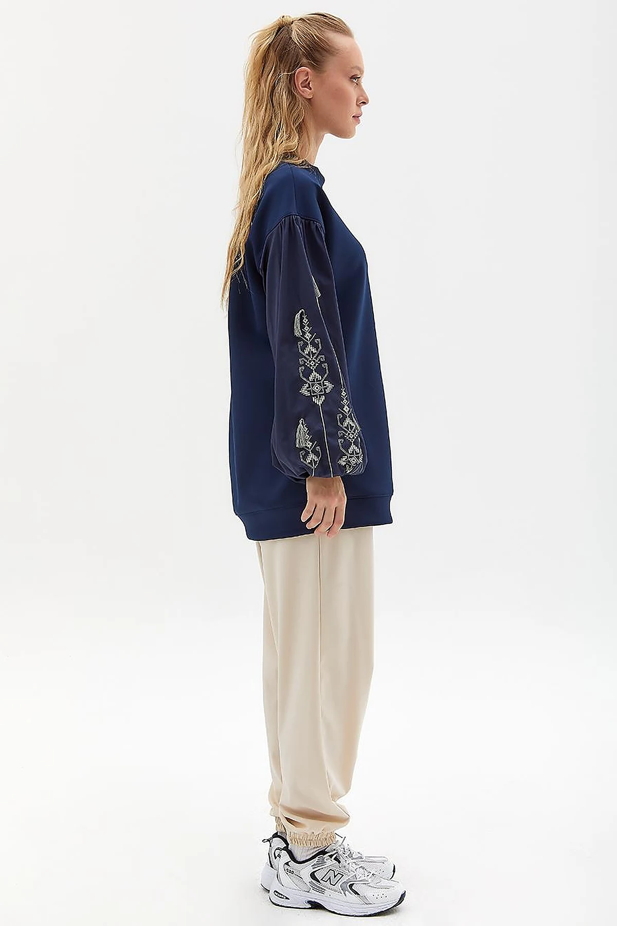 Etamine Embroidered Balloon Sleeve Sweatshirt Navy Blue