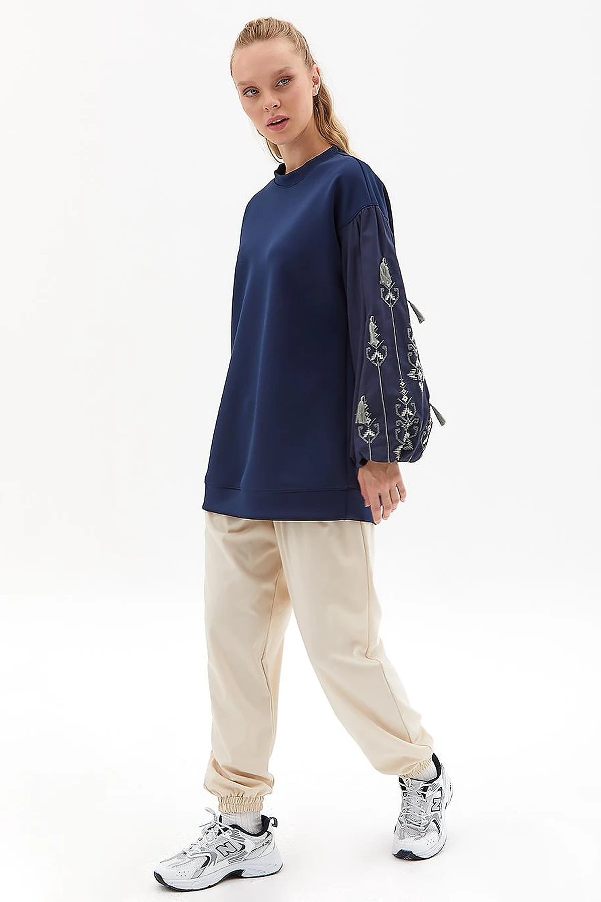 Etamine Embroidered Balloon Sleeve Sweatshirt Navy Blue