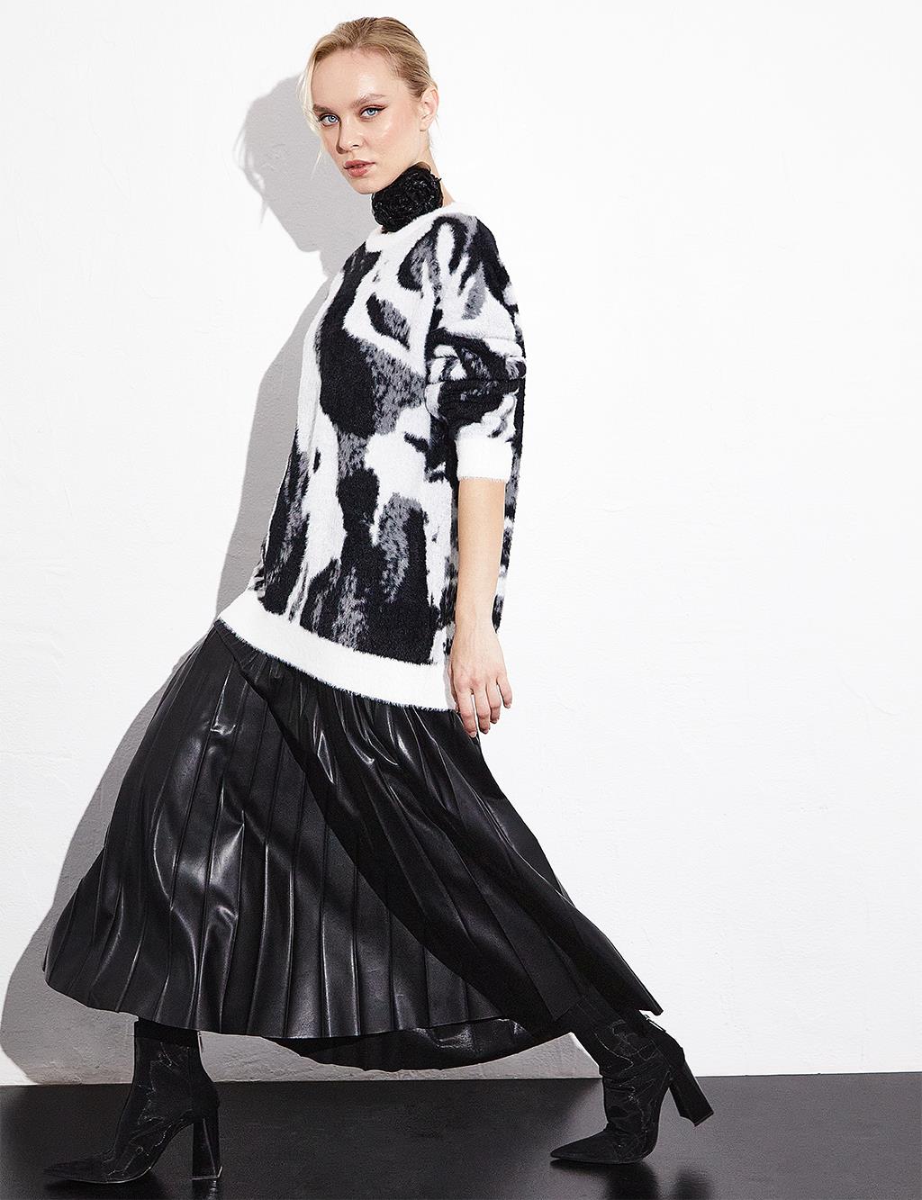 Exclusive Soyut Desenli Peluş Triko Tunik Siyah Optik Beyaz