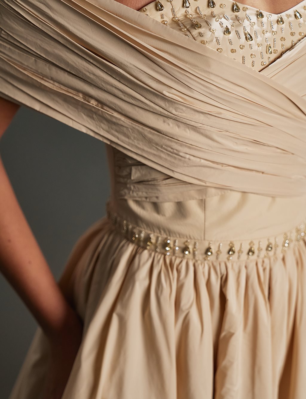 Düşük Omuz Taş İşlemeli Abiye Kum Beji