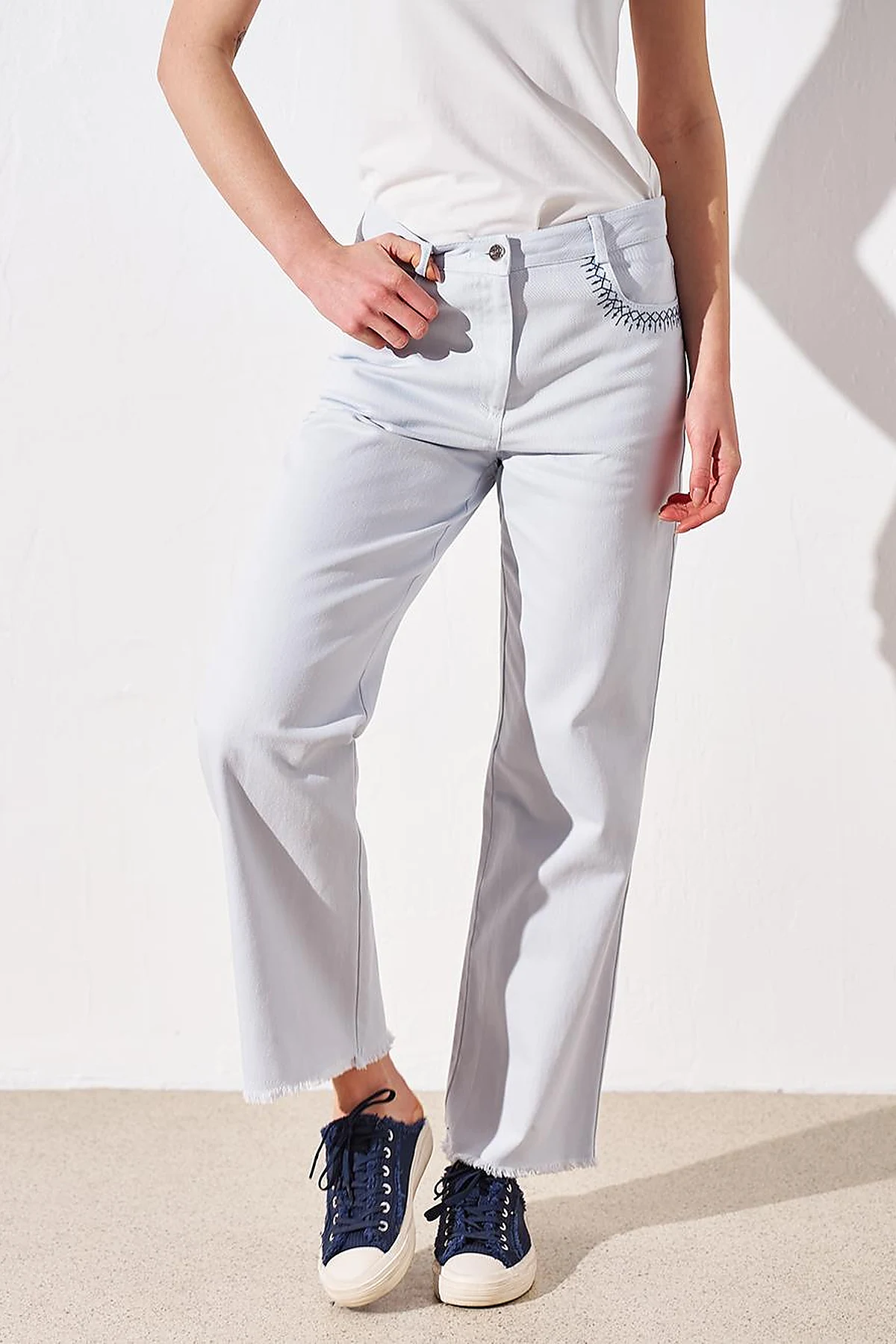 Paçası Püsküllü Nakış İşlemeli Denim Pantolon Mavi