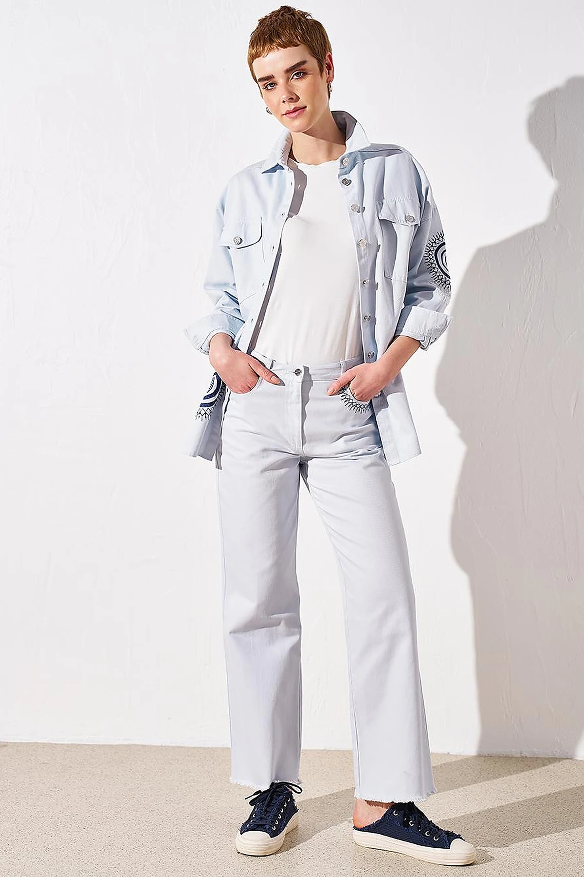 Paçası Püsküllü Nakış İşlemeli Denim Pantolon Mavi