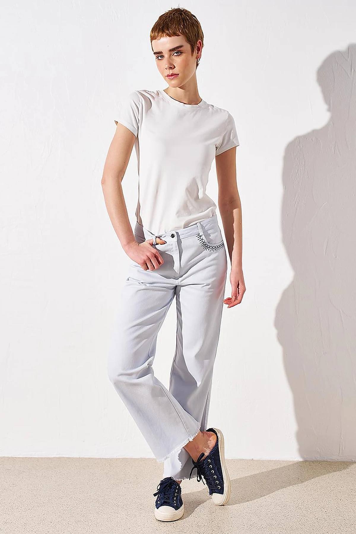 Paçası Püsküllü Nakış İşlemeli Denim Pantolon Mavi