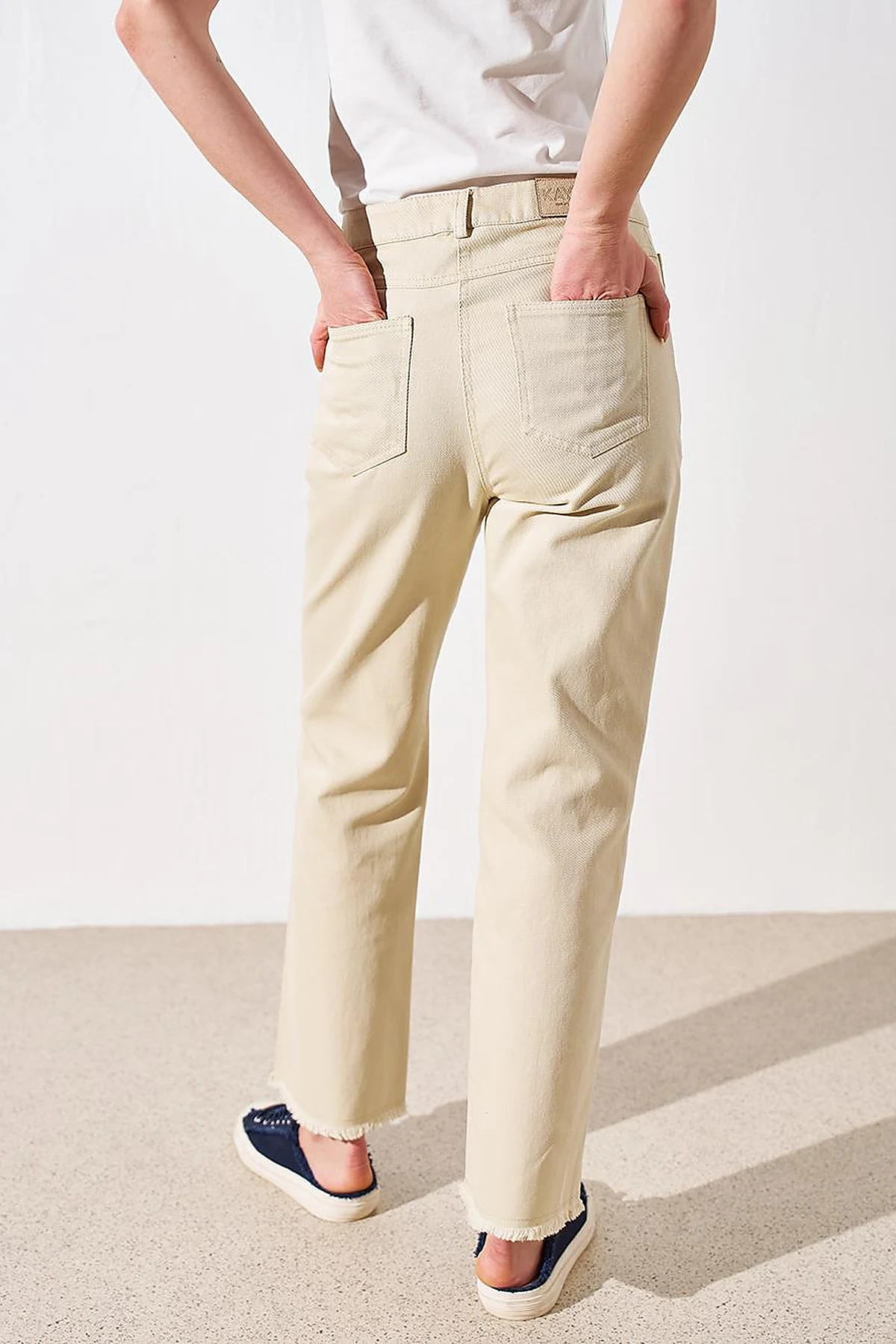 Paçası Püsküllü Nakış İşlemeli Denim Pantolon Krem