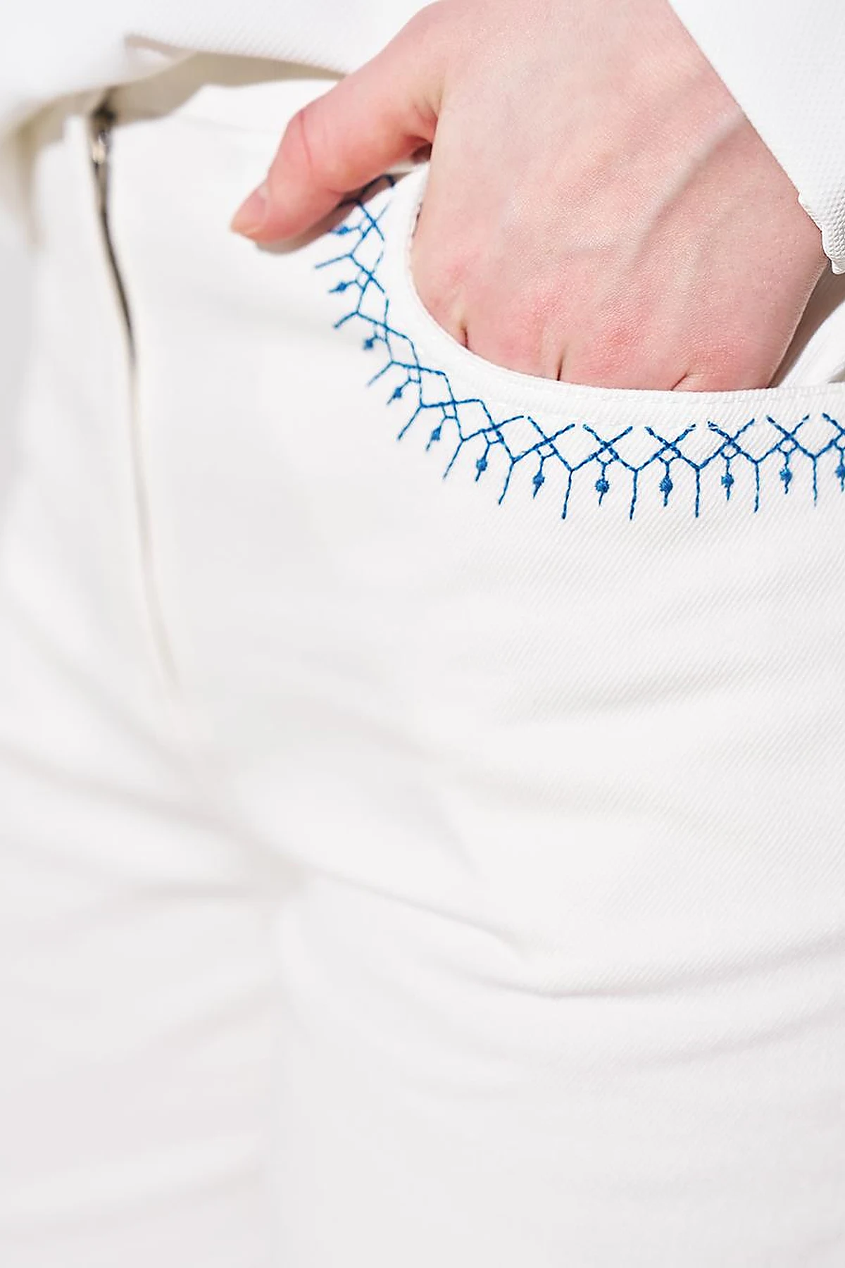 Paçası Püsküllü Nakış İşlemeli Denim Pantolon Optik Beyaz