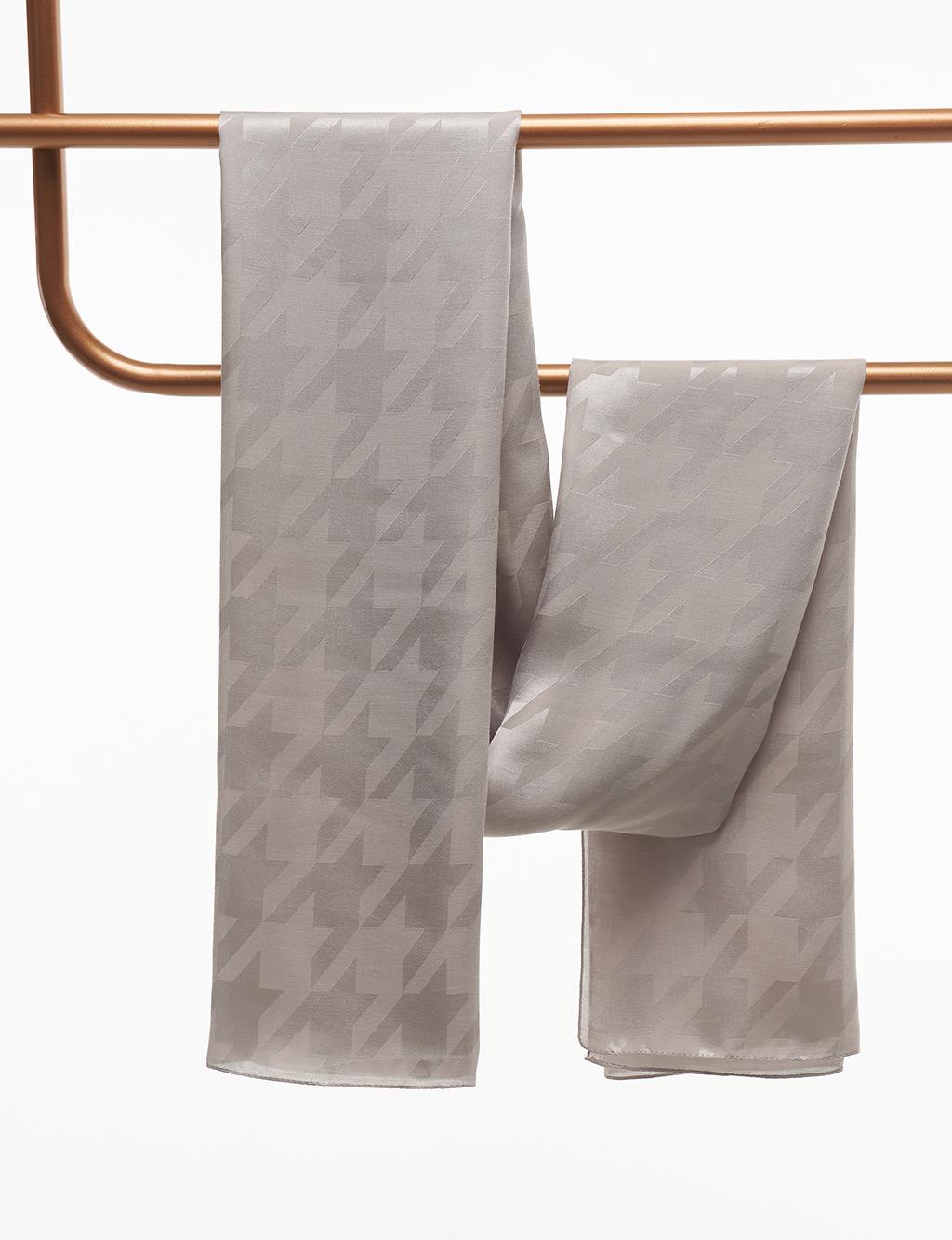 Goose Feet Patterned Woven Shawl Silver