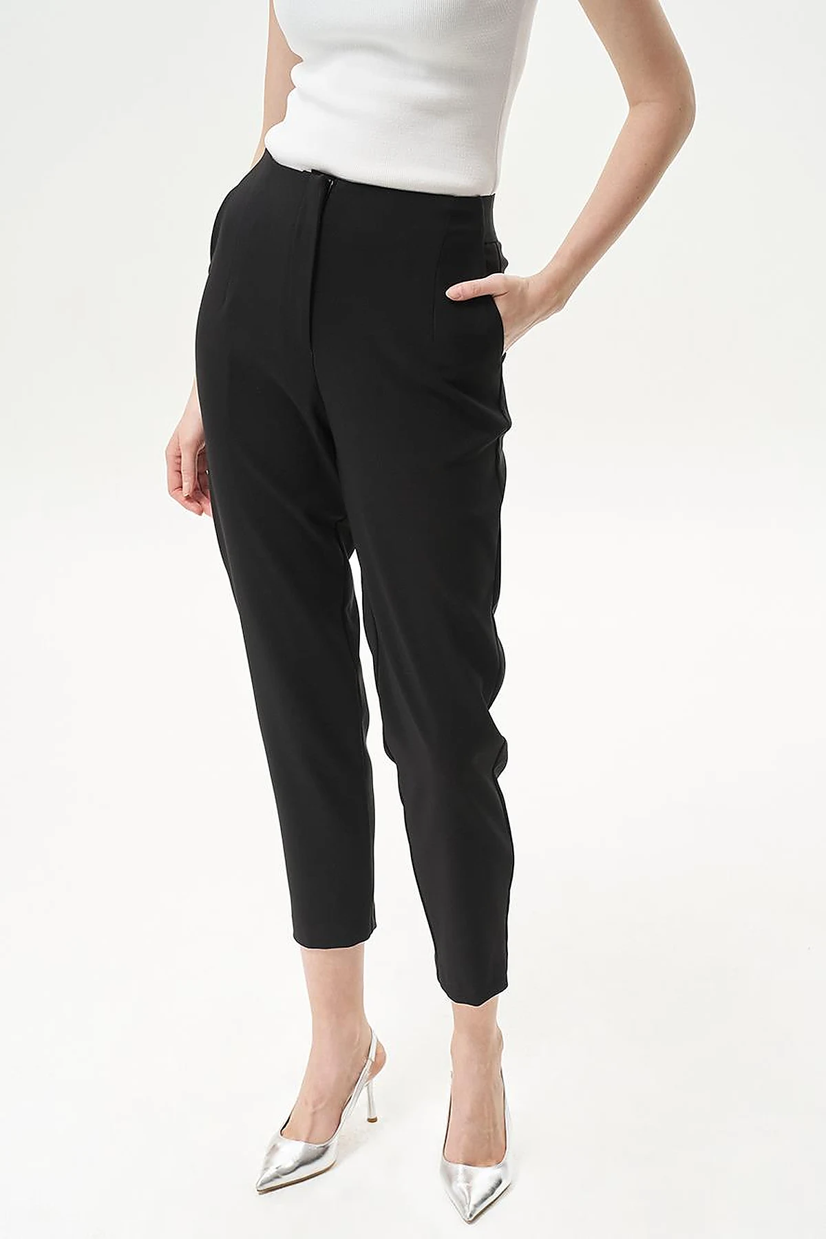 Pleated Tapered Pants Black