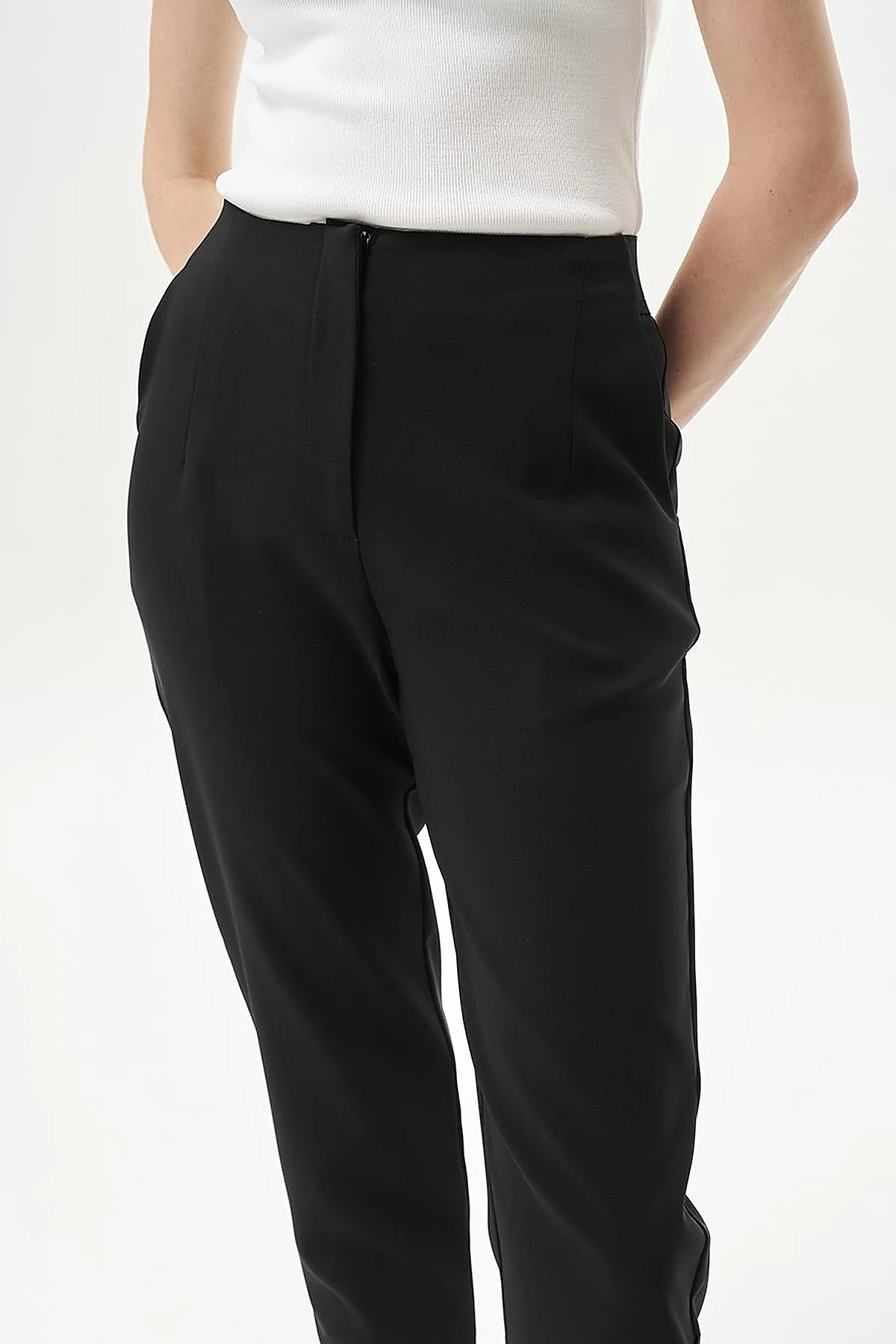Pleated Tapered Pants Black