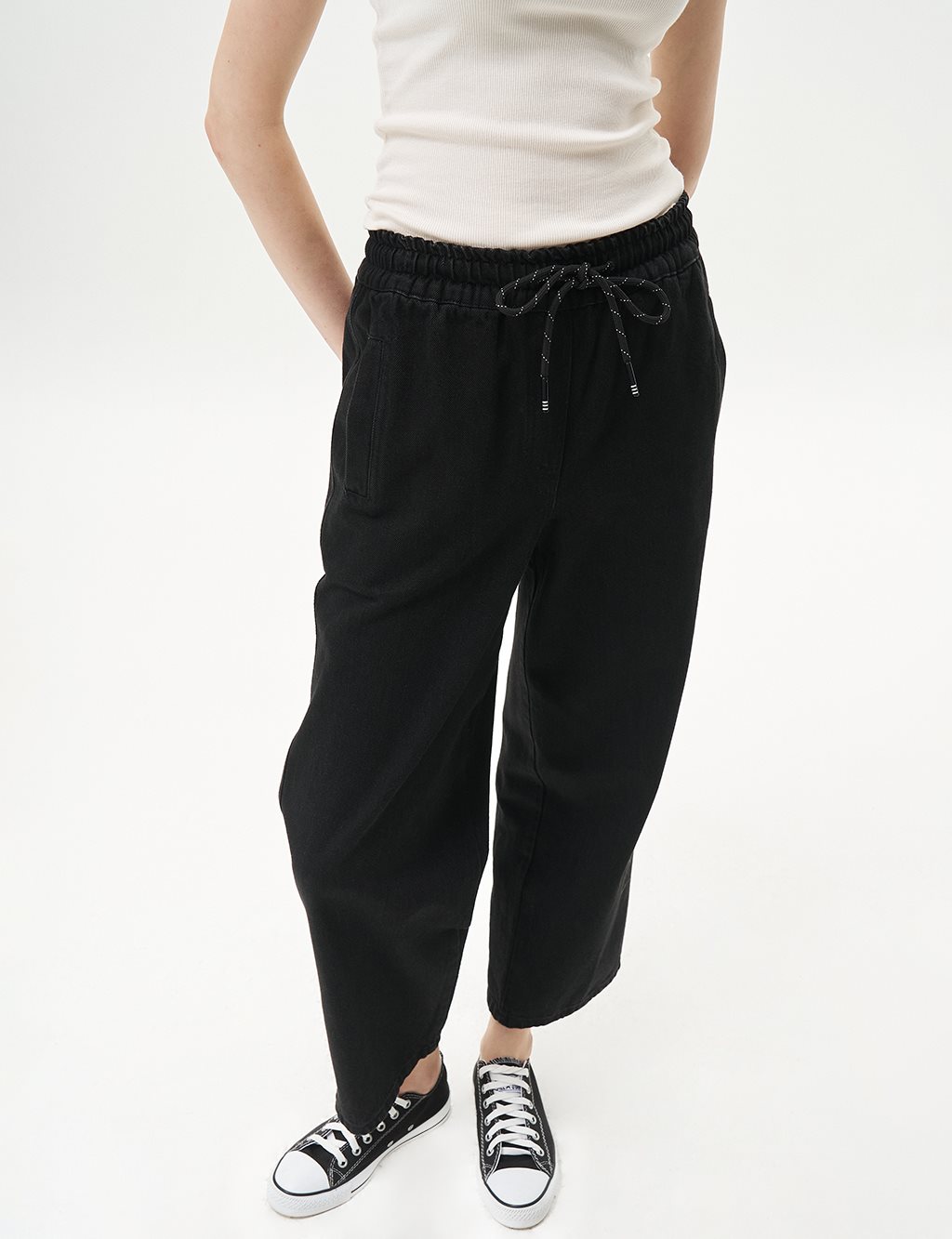 Lace-Up Carrot-Cut Denim Pants Black