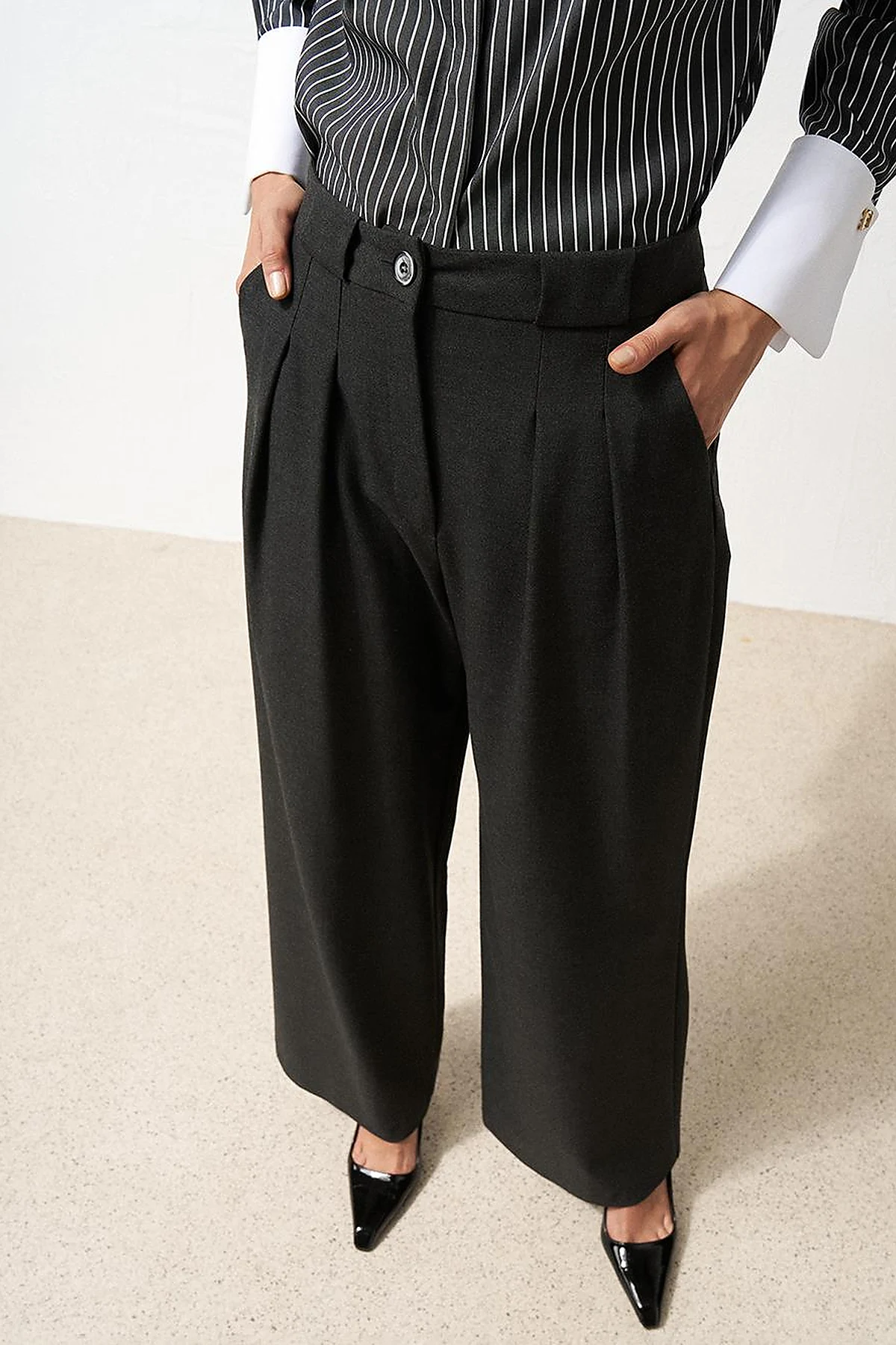 Pleated Wide-Leg Pants Dark Gray