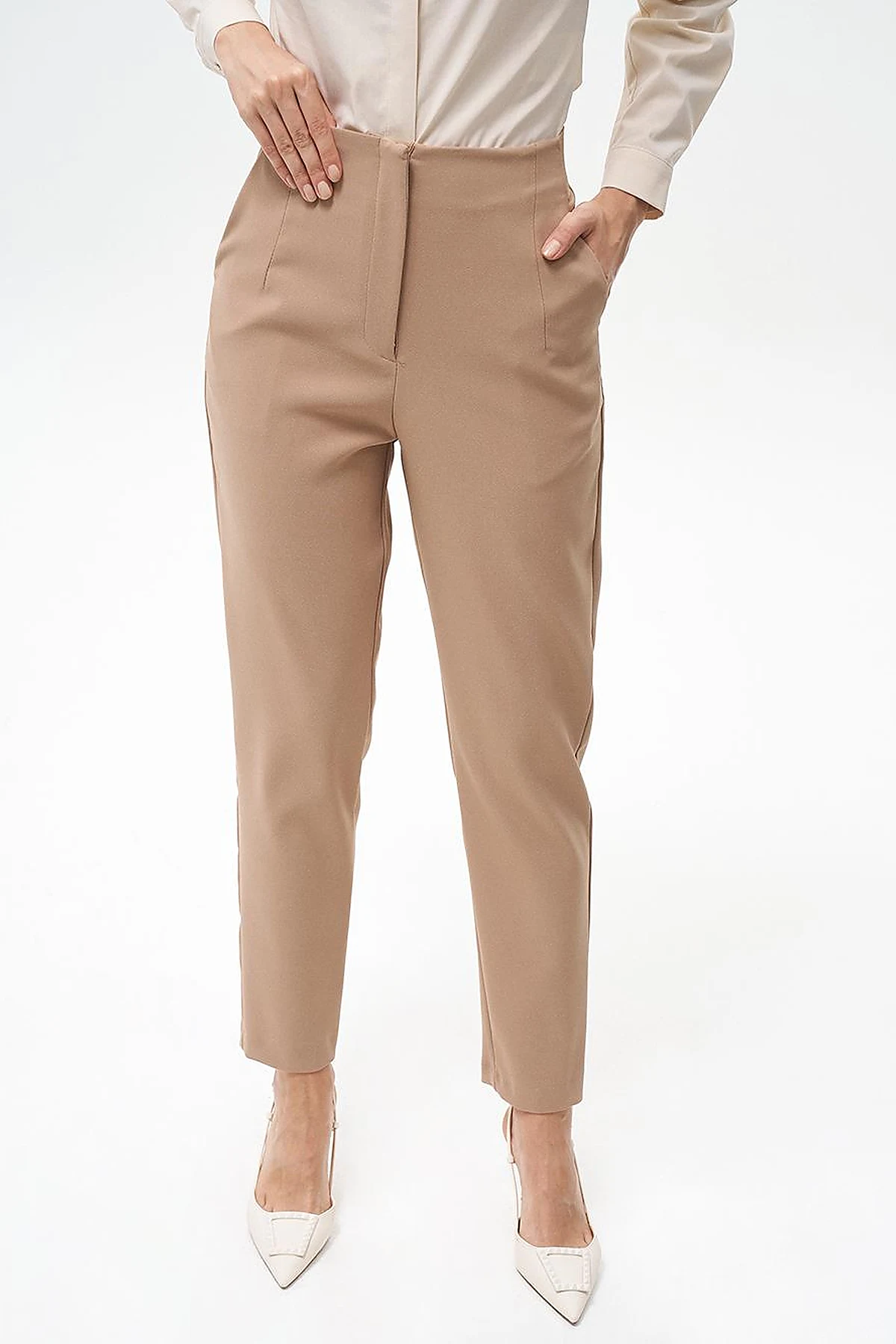 Pleated Tapered Pants Beige