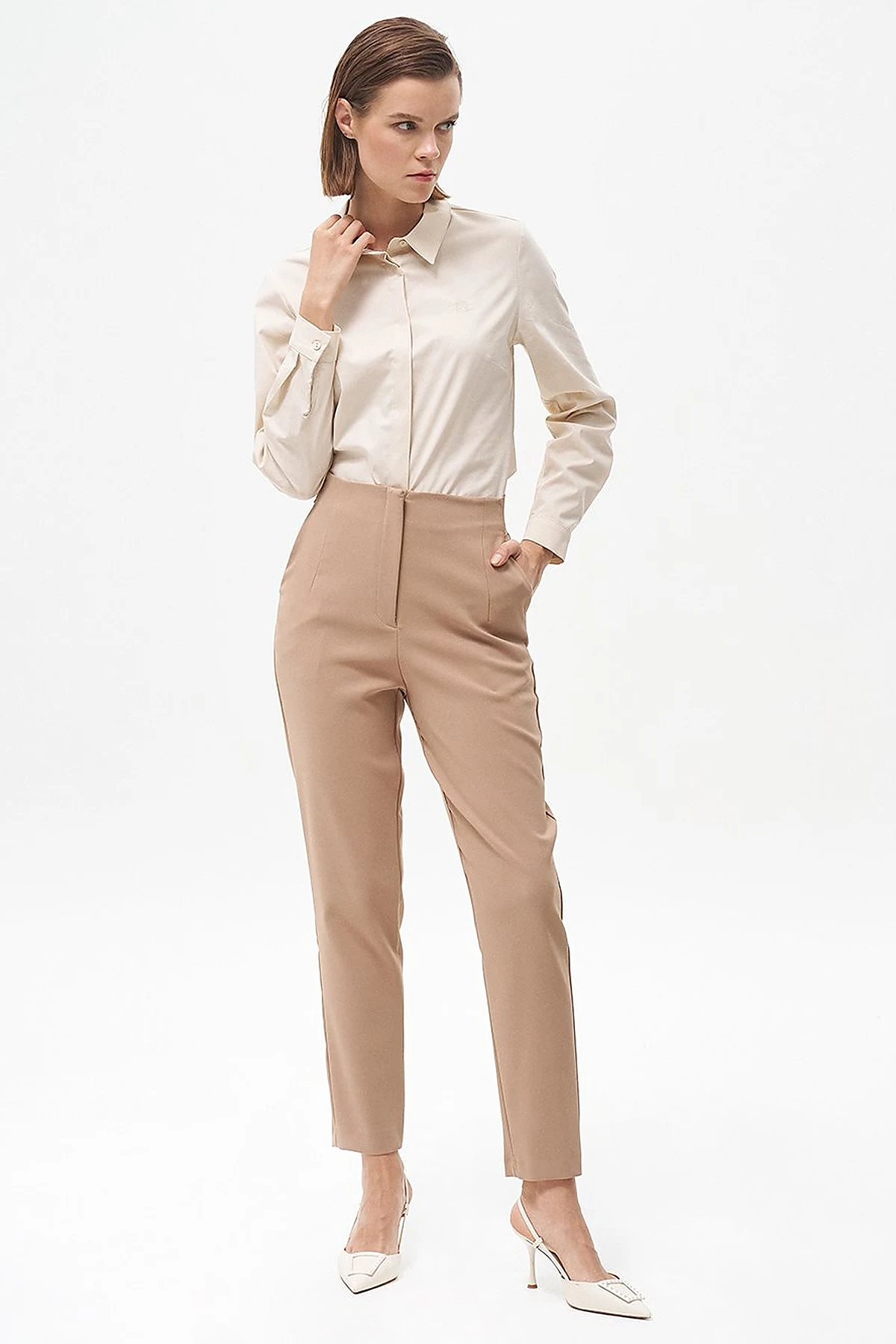 Pleated Tapered Pants Beige