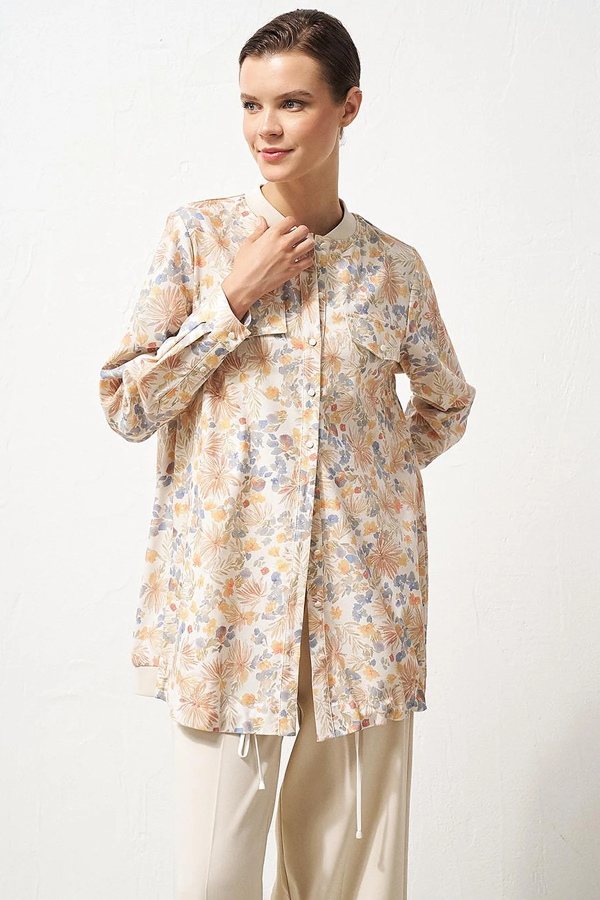 Floral Desenli Kapak Cepli Bluz Krem
