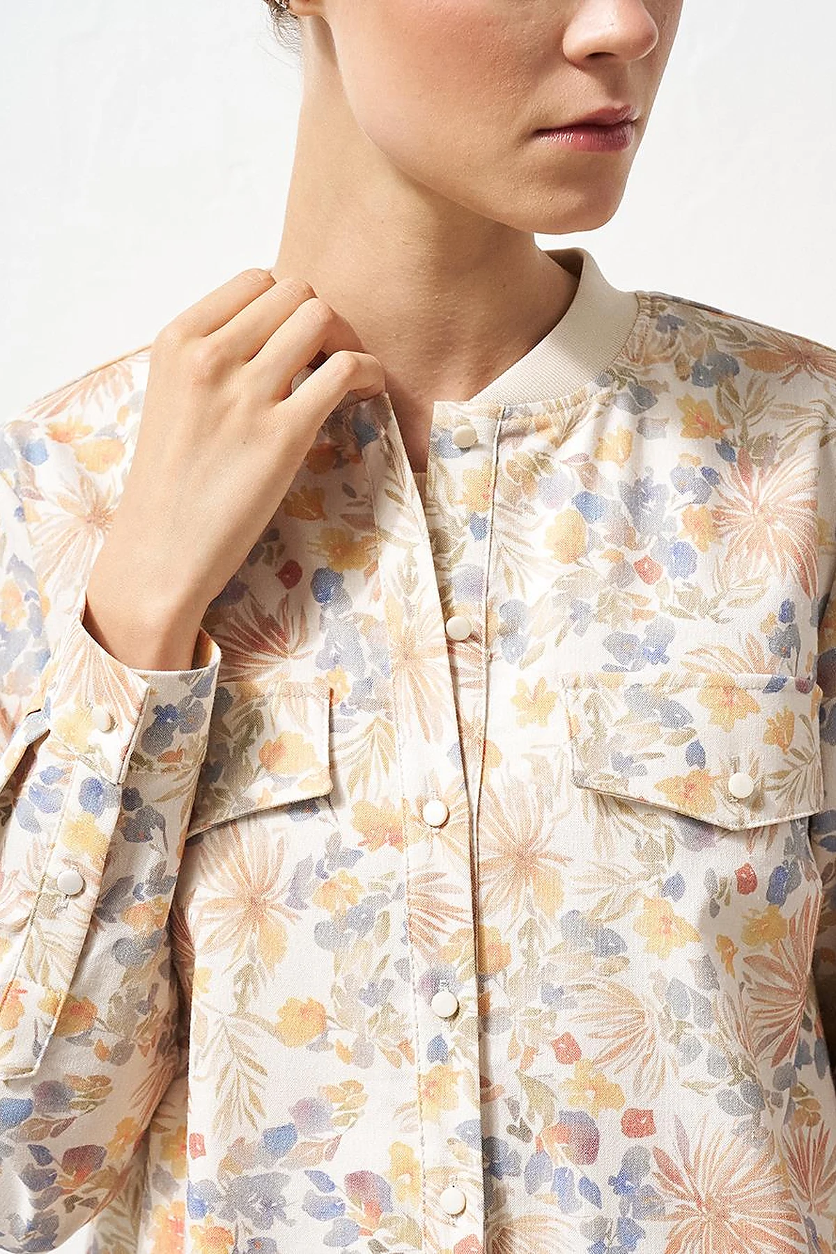 Floral Desenli Kapak Cepli Bluz Krem