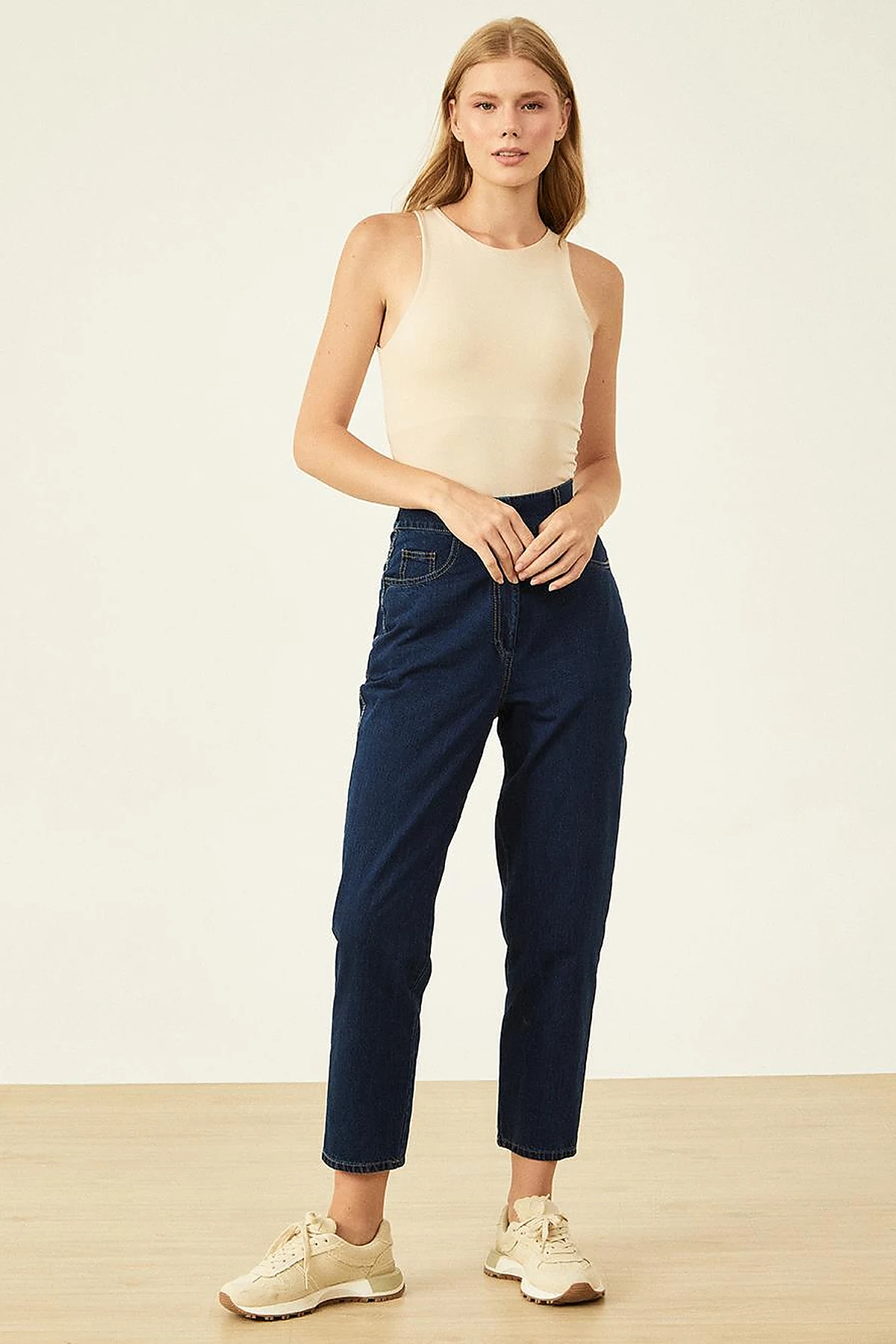 Zippered Carrot-Cut Denim Pants in Navy Blue