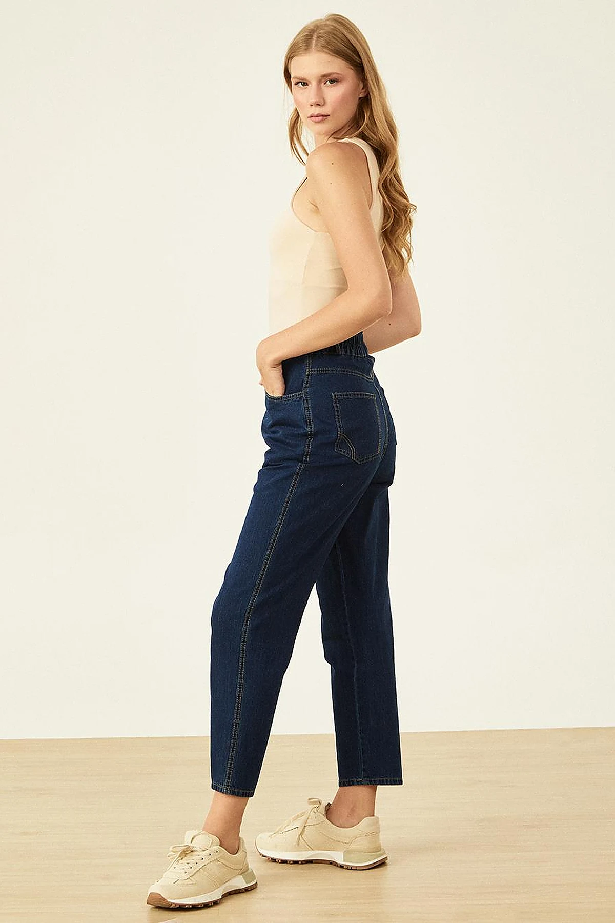 Zippered Carrot-Cut Denim Pants in Navy Blue