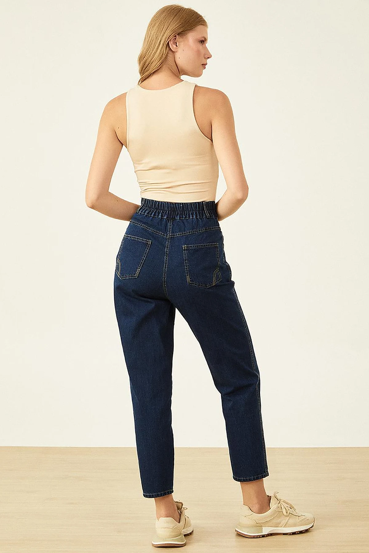 Zippered Carrot-Cut Denim Pants in Navy Blue