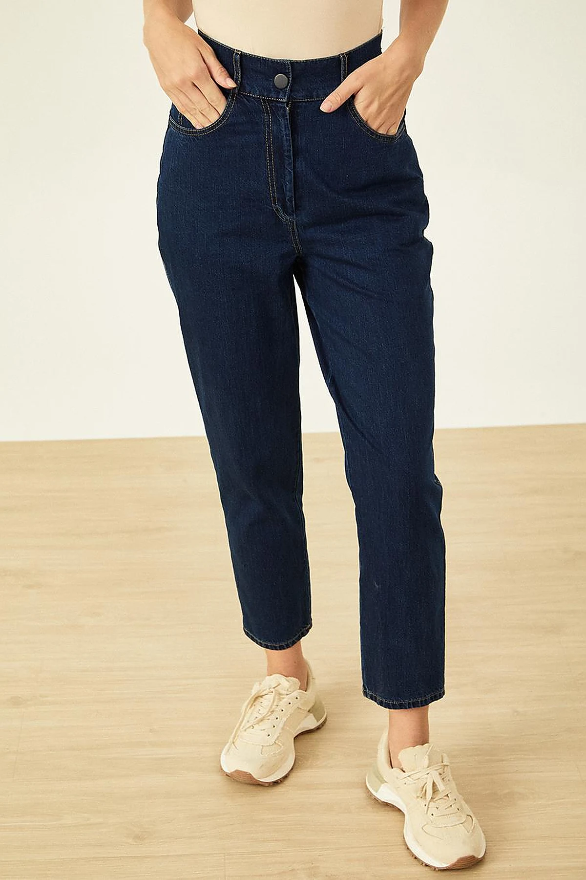 Zippered Carrot-Cut Denim Pants in Navy Blue