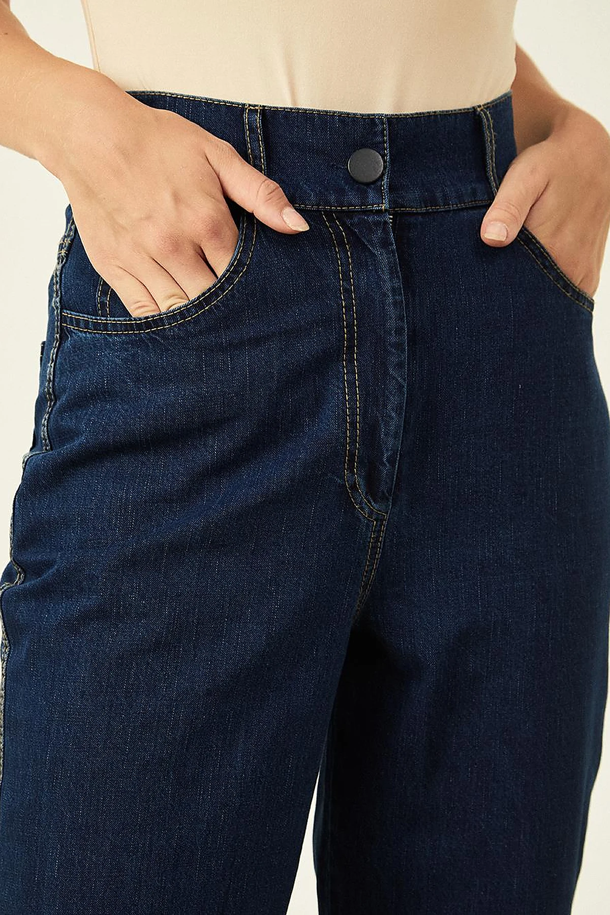 Zippered Carrot-Cut Denim Pants in Navy Blue