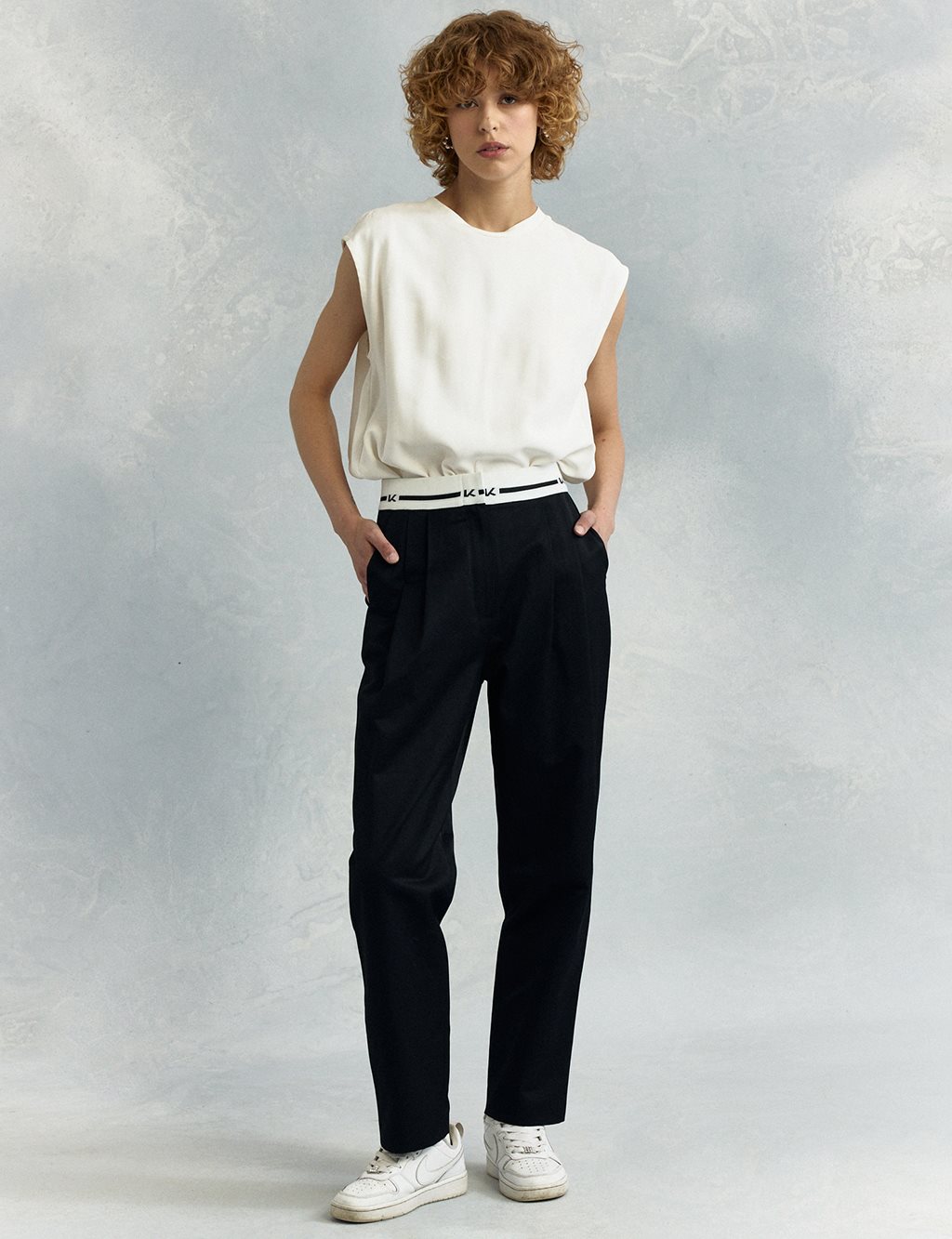 Logo Pleated Detailed Carrot Trousers Black