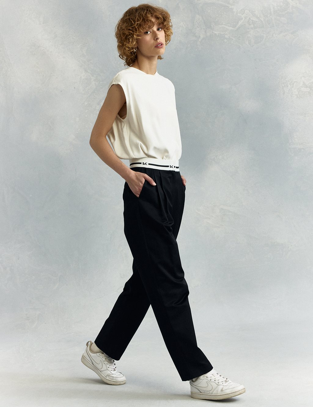 Logo Pleated Detailed Carrot Trousers Black