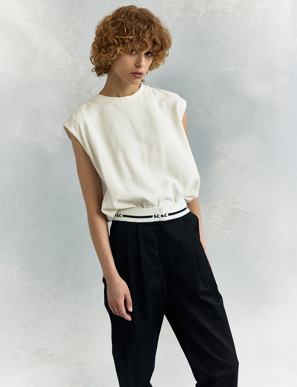 Logo Pleated Detailed Carrot Trousers Black