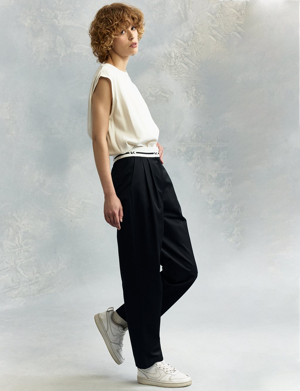 Logo Pleated Detailed Carrot Trousers Black