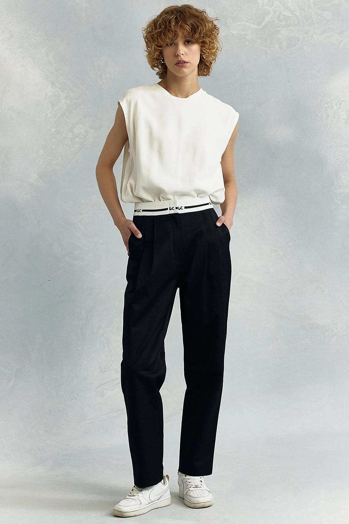 Logo Pleated Detailed Carrot Trousers Black
