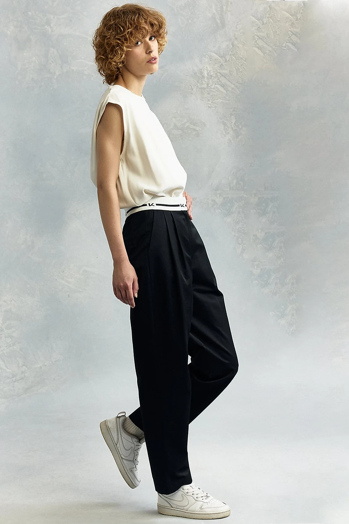 Logo Pleated Detailed Carrot Trousers Black