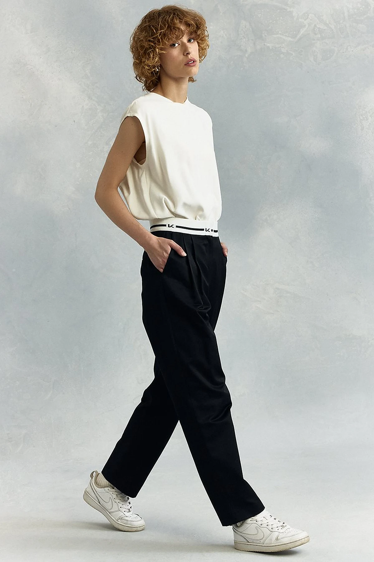 Logo Pleated Detailed Carrot Trousers Black