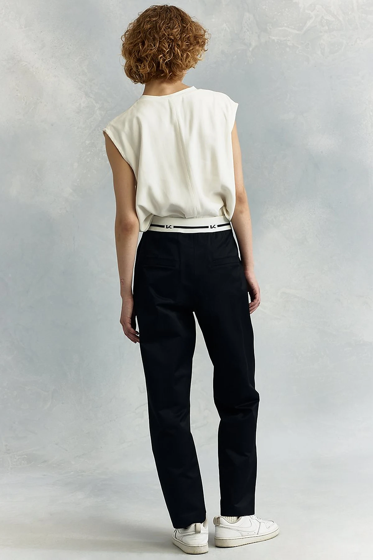 Logo Pleated Detailed Carrot Trousers Black