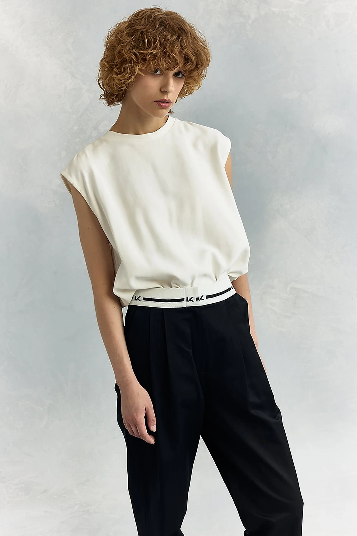 Logo Pleated Detailed Carrot Trousers Black