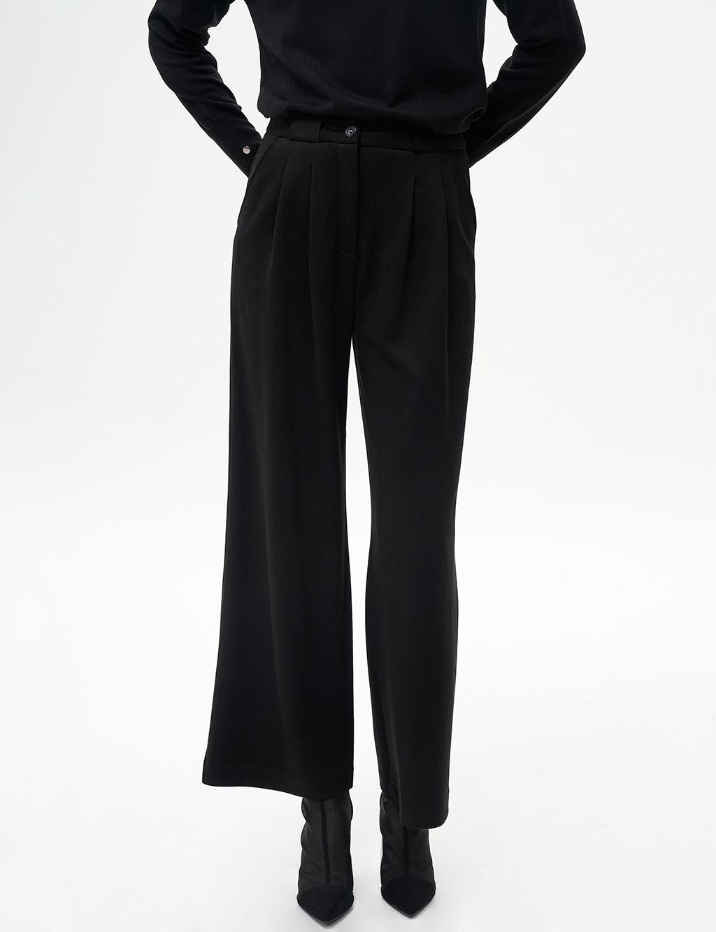 Pleated Suede Pants Black