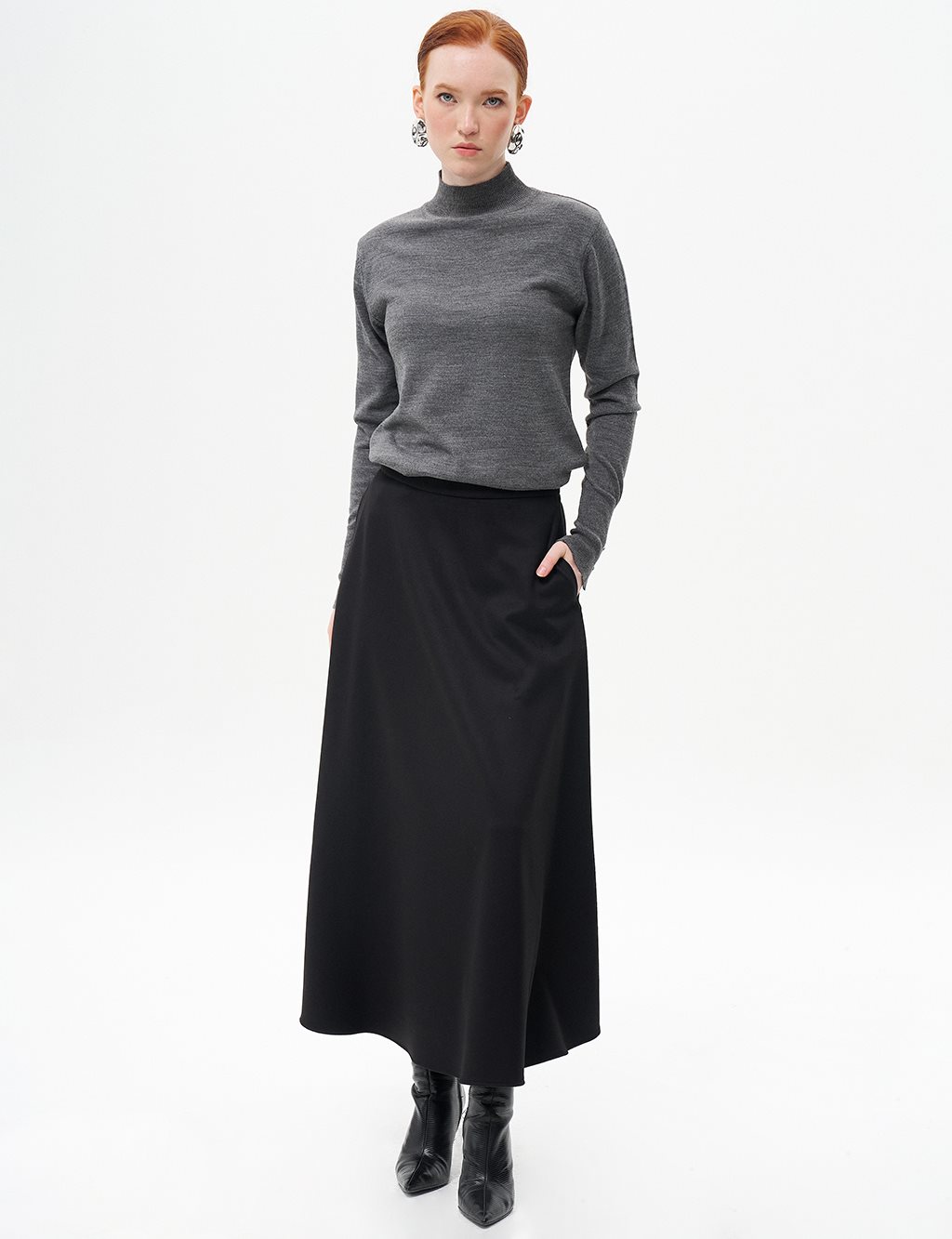 Zipper Detailed Flared Wool Skirt in Black